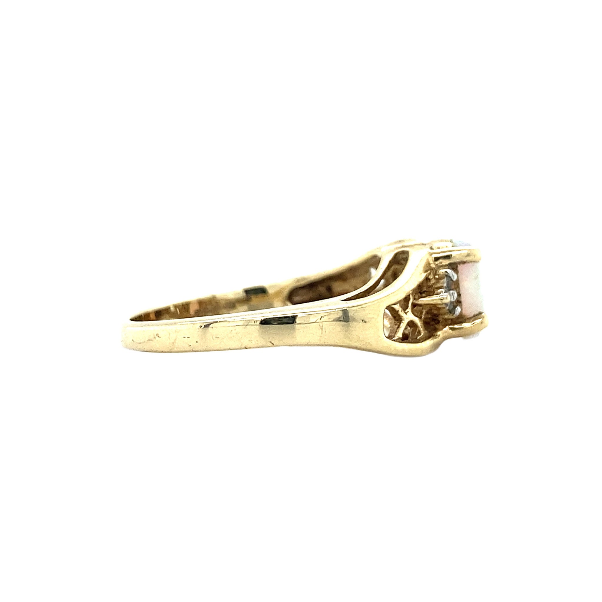 Ring met opaal en diamant 9 krt
