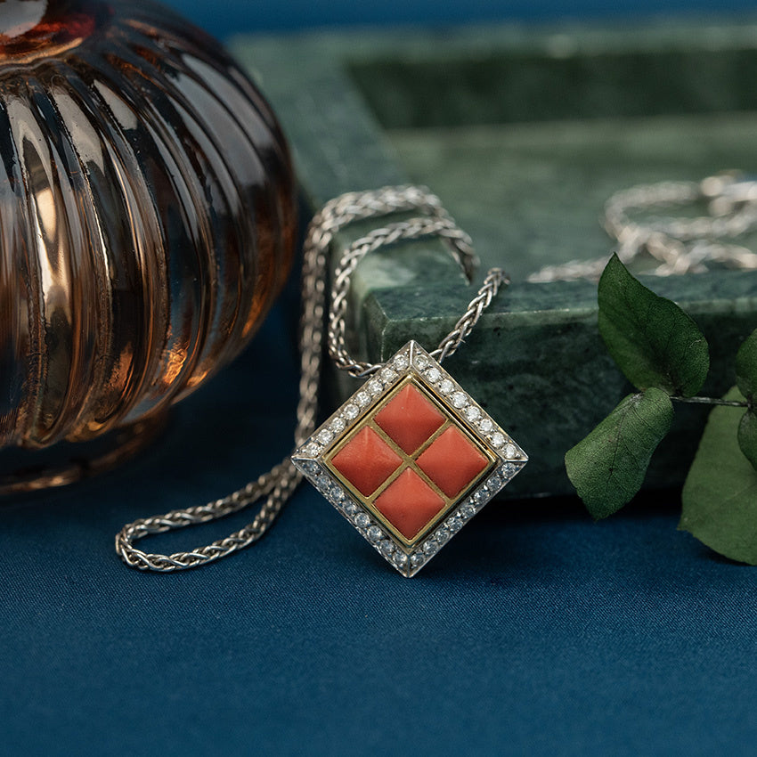 Witgouden collier met hanger met bloedkoraal en diamant 18 krt