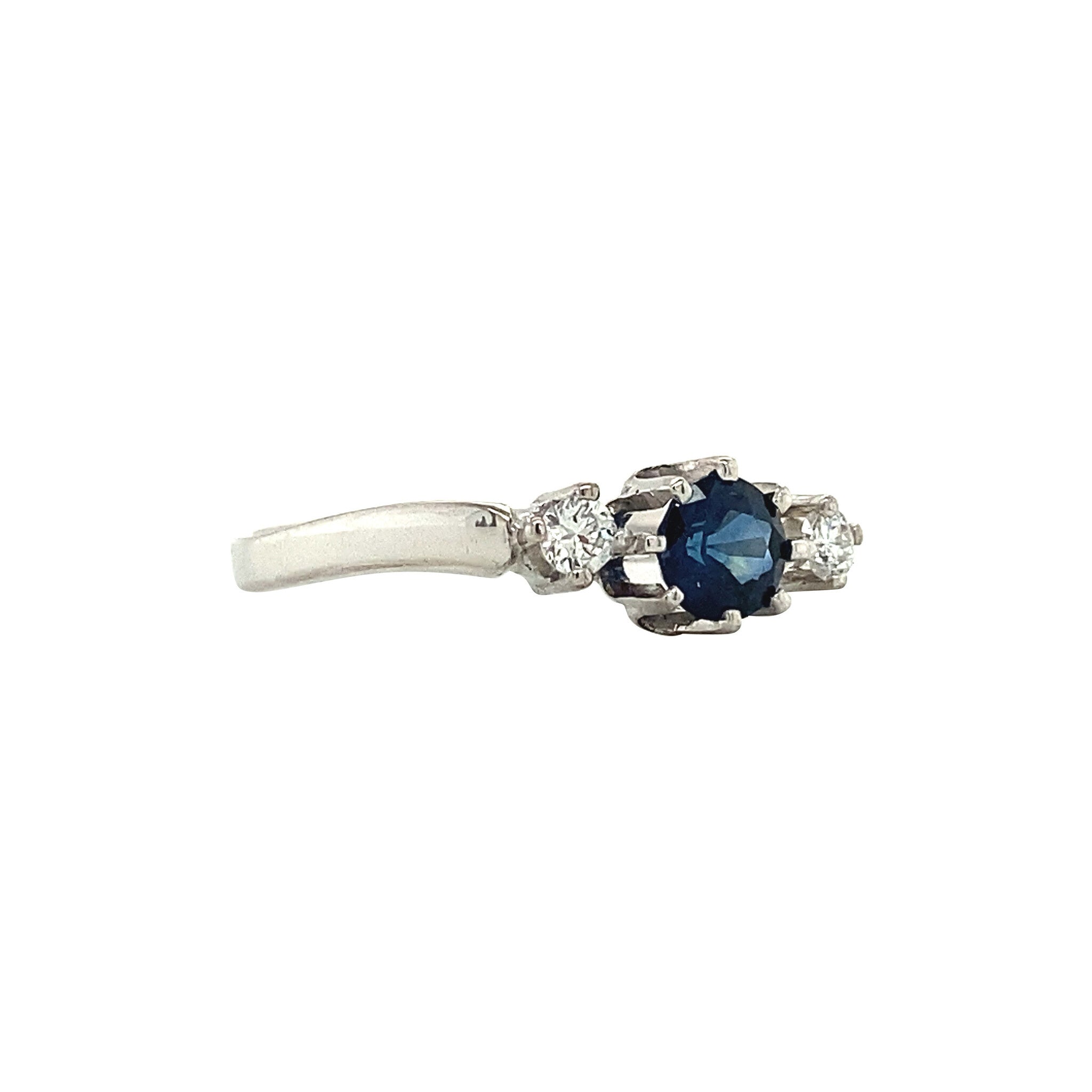 14 kt white gold ring with diamond and sapphire