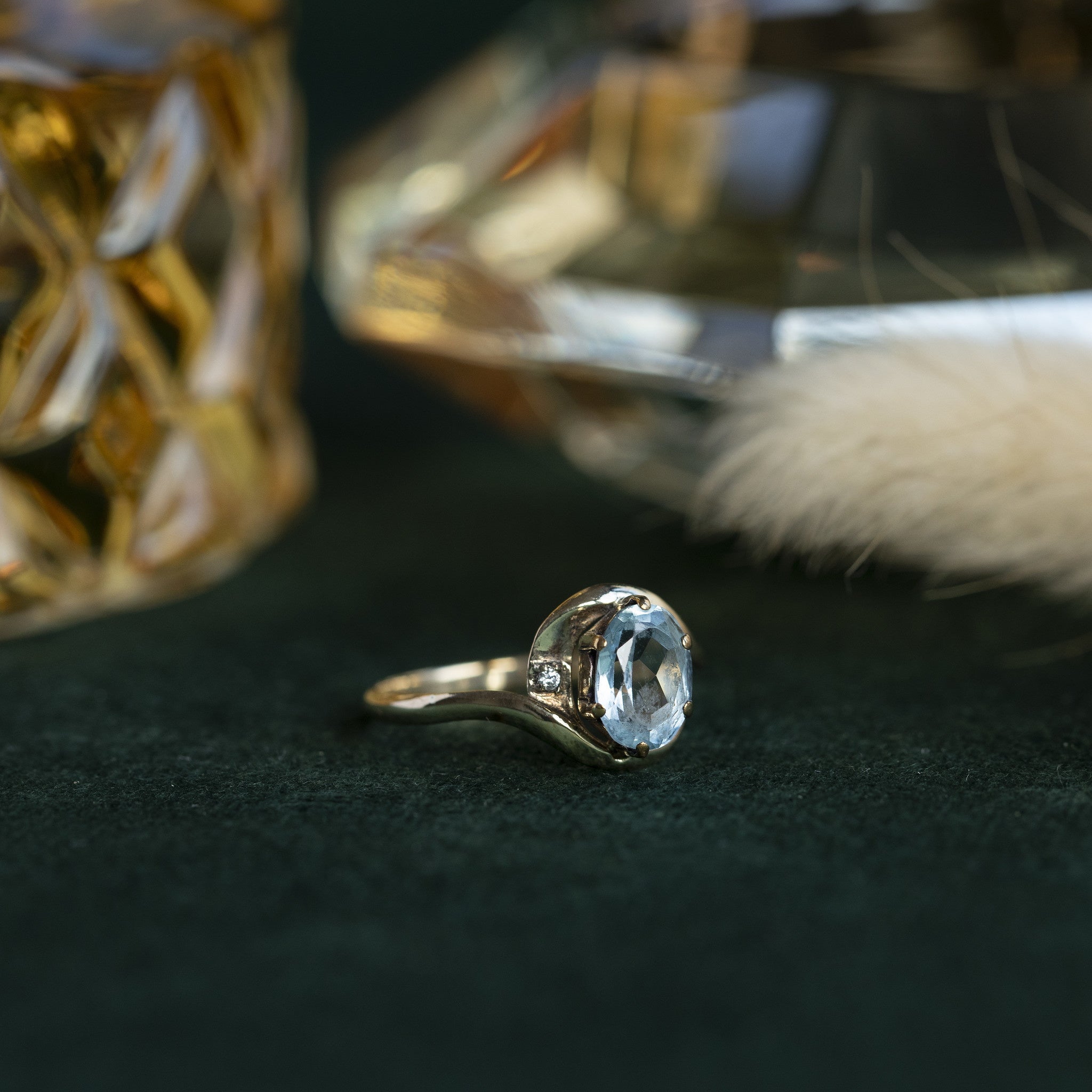 9 kt ring with topaz and zirconia