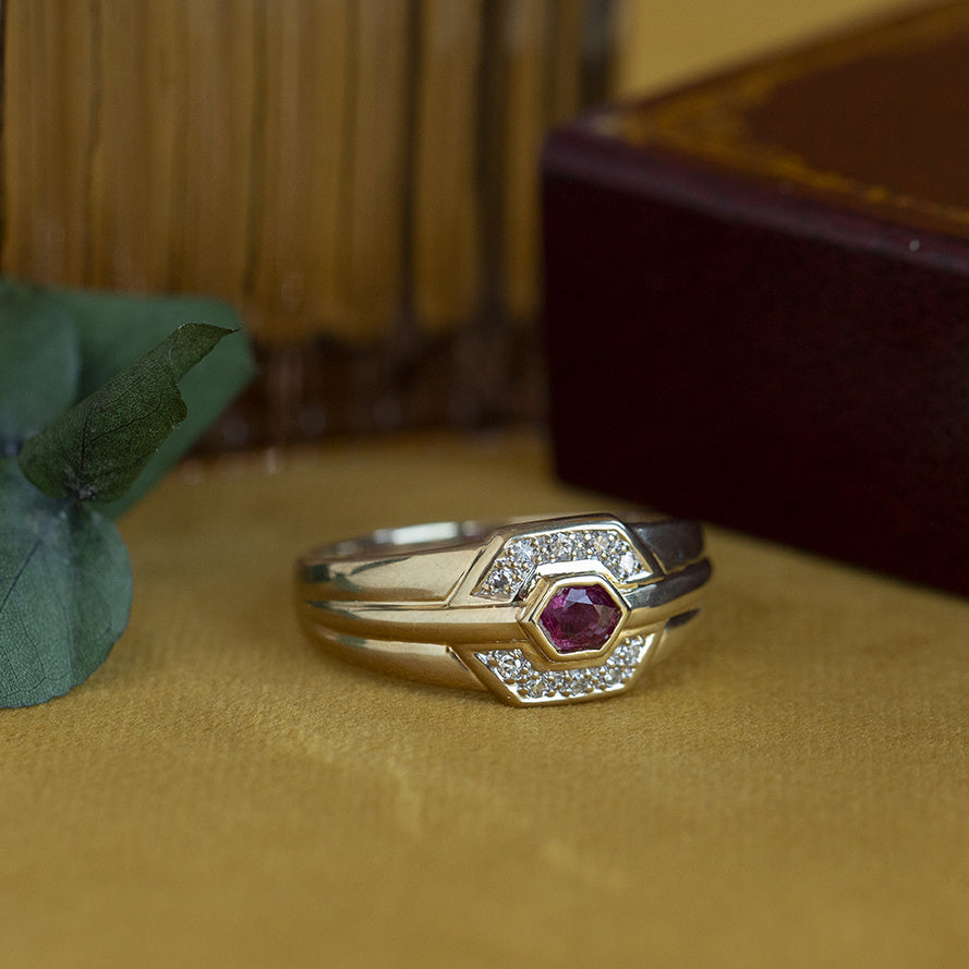 Gouden vintage ring met robijn en diamant 14 kt