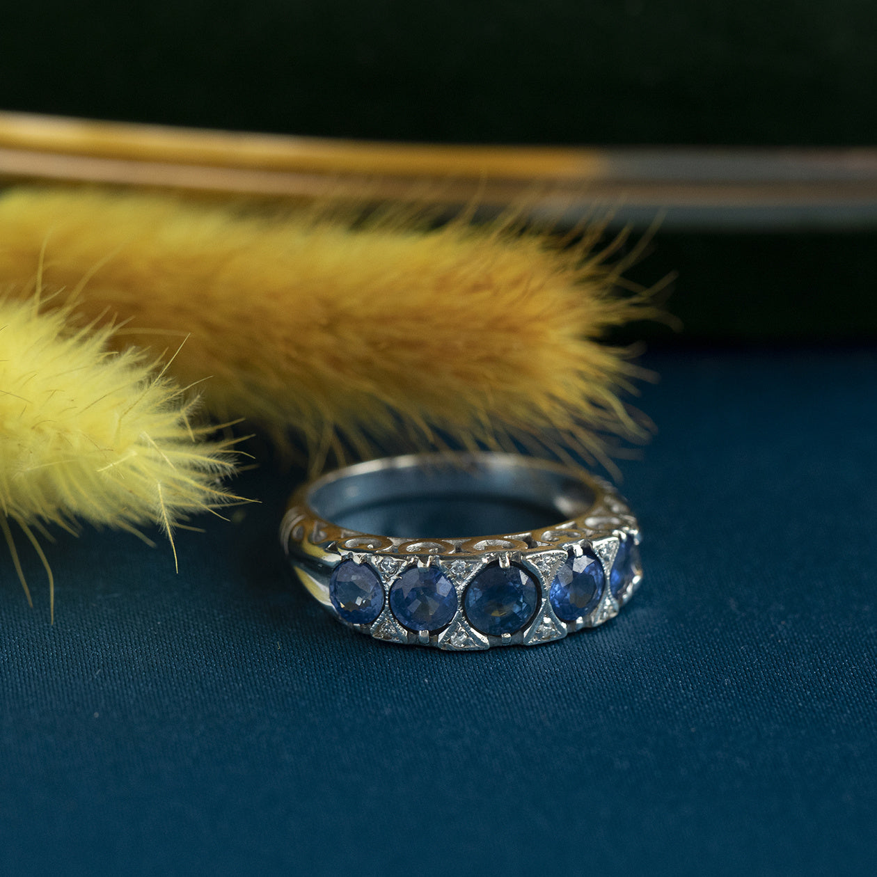 14 kt white gold ring with sapphire and diamond