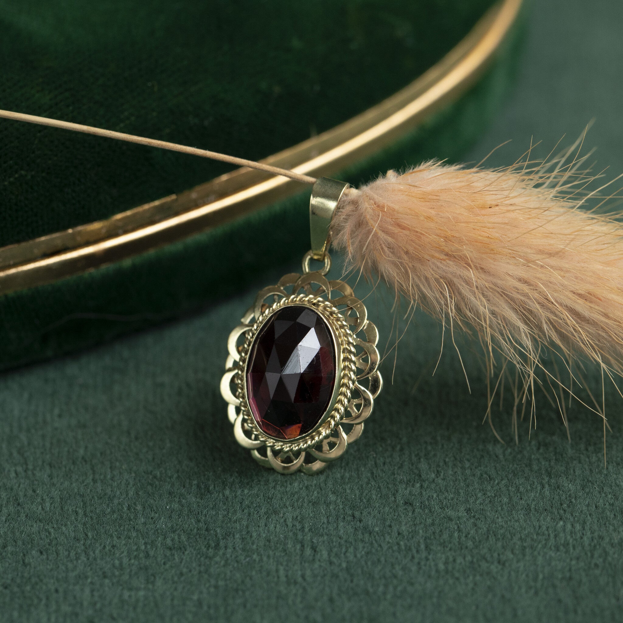 Gouden hanger met granaat 14 krt