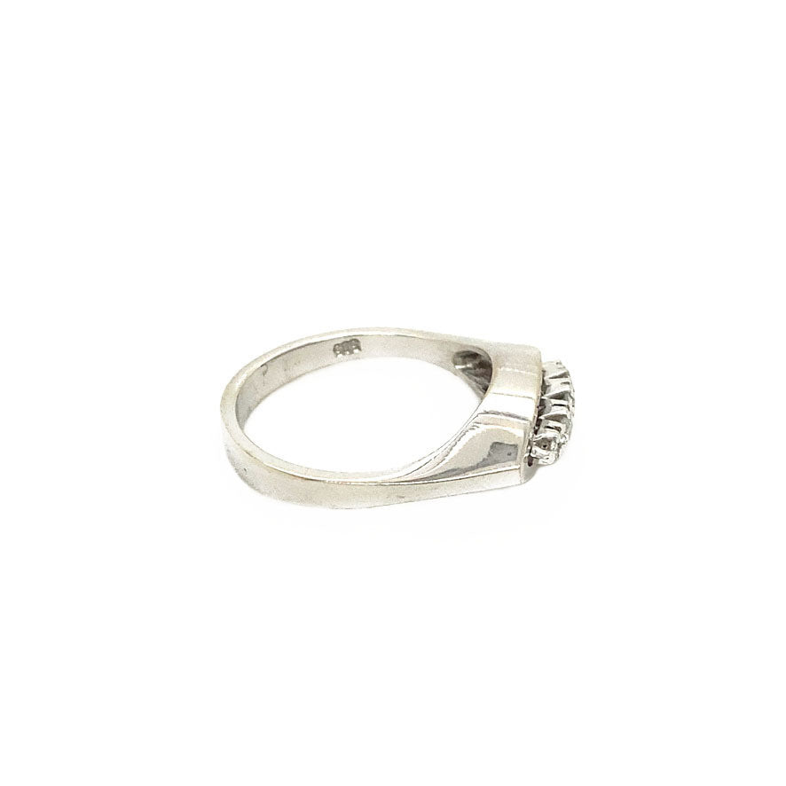 14 kt white gold ring with diamond