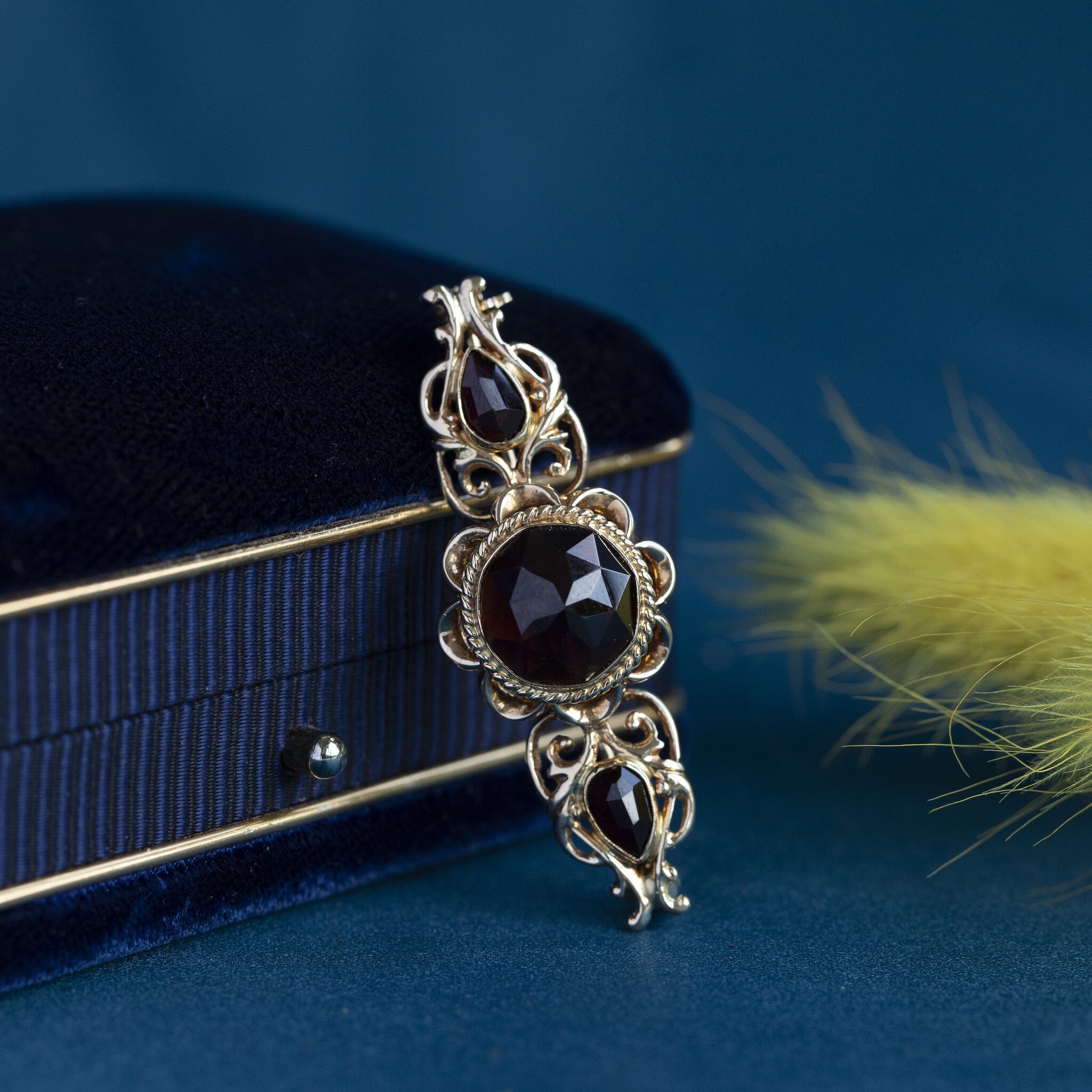 Gouden broche met granaat 14 krt