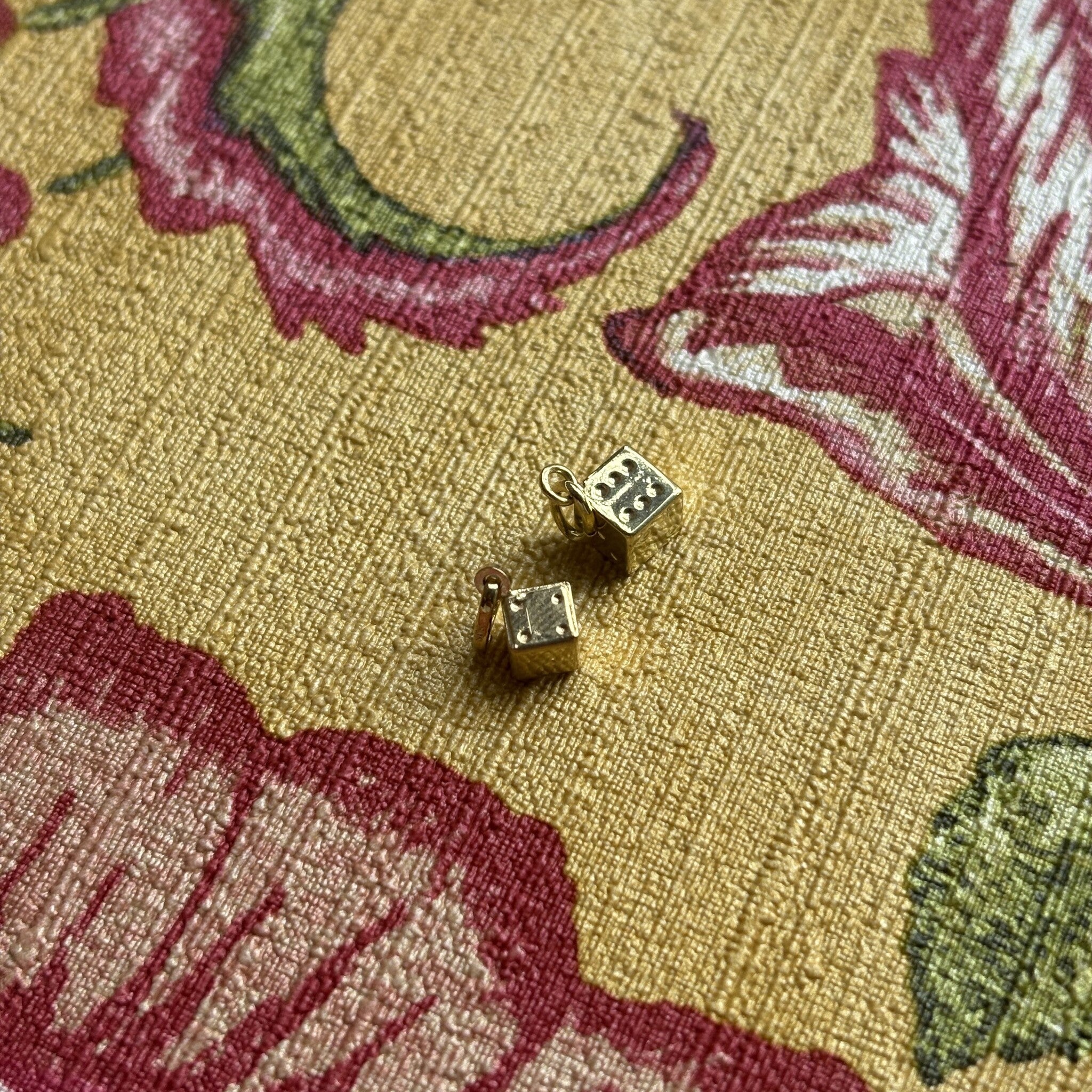 Gouden vintage dobbelsteen hanger 14 krt