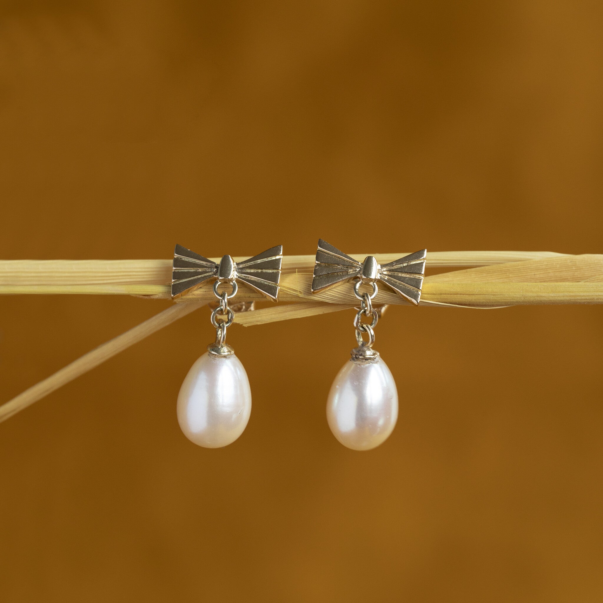 14 kt gold bow stud earrings with pearl