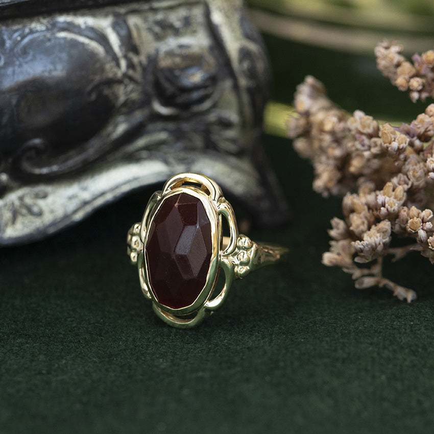 Vintage 14 kt gold ring with carnelian