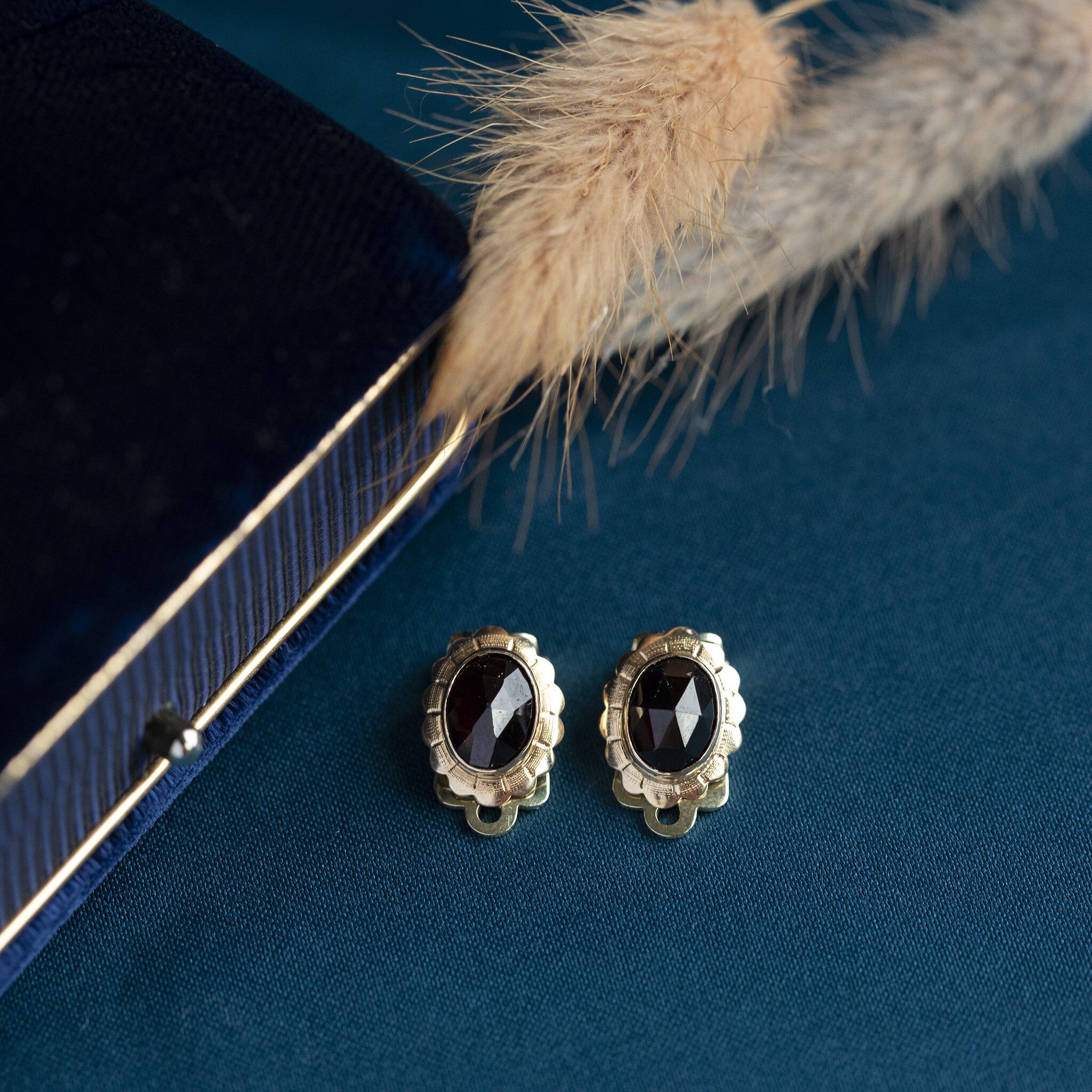 Gouden oorclips met granaat 14 krt