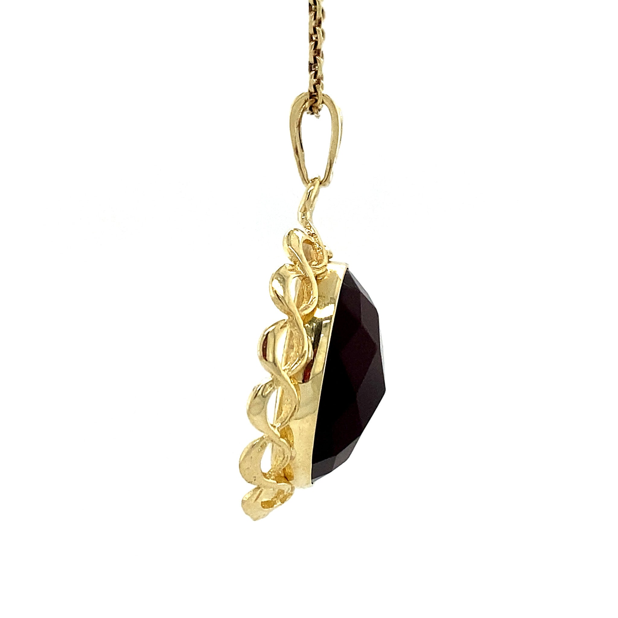 Gold pendant with carnelian 14 kt