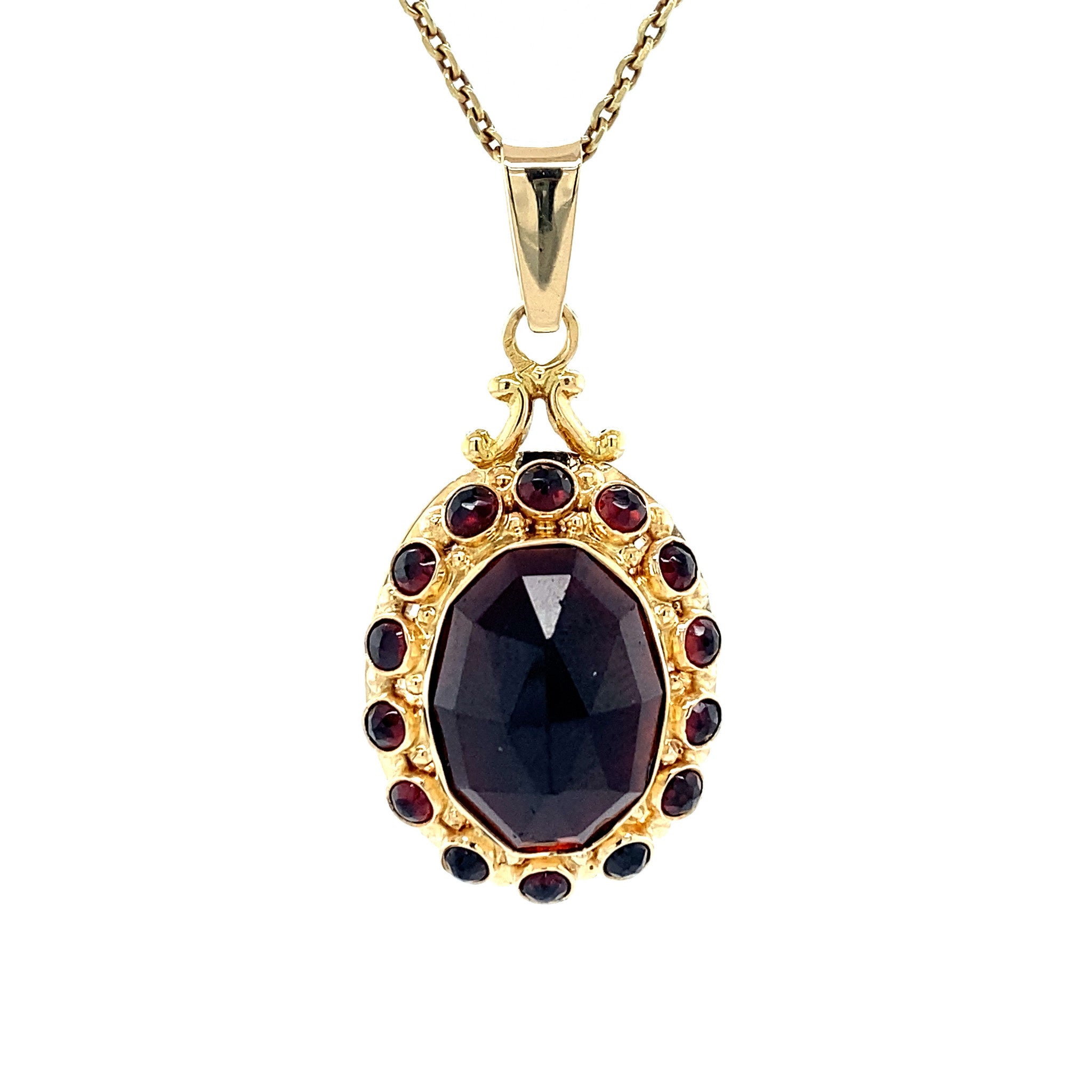 Gold entourage pendant with garnet 14 kt