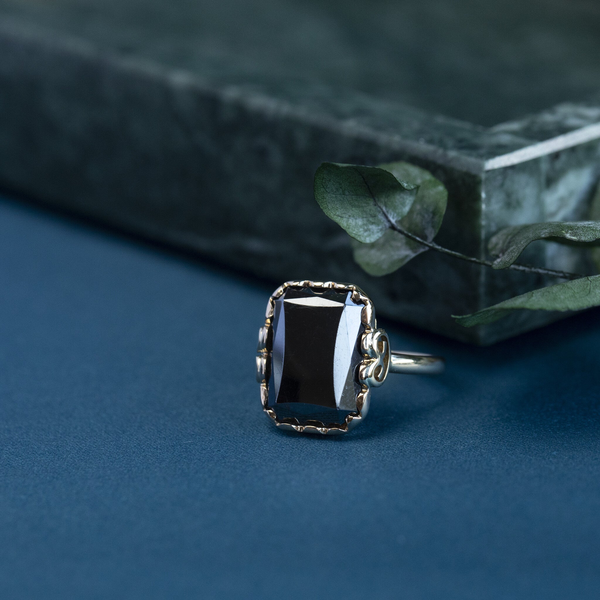 Gouden ring met hematiet 14 krt