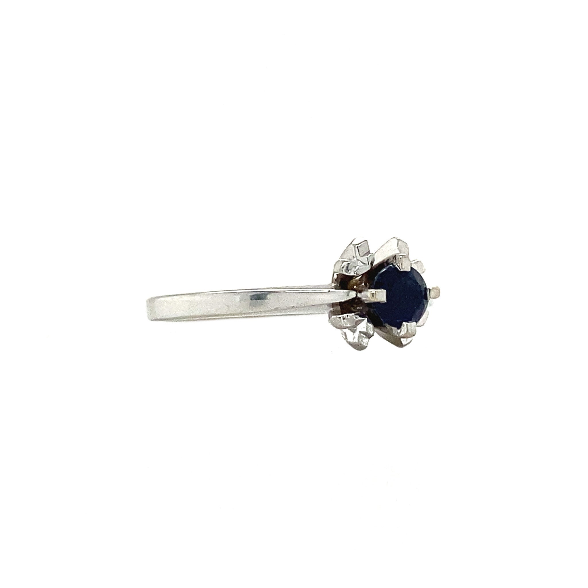 White gold ring with sapphire 14 krt
