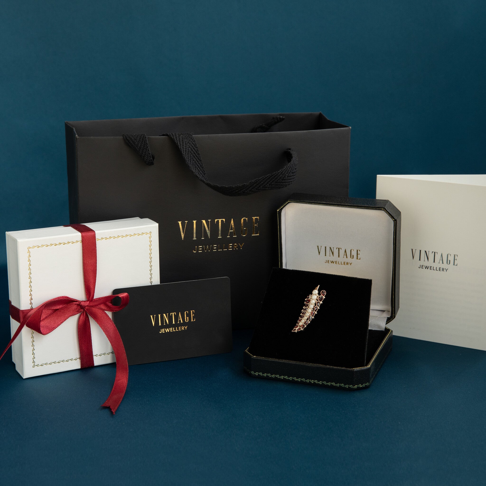 Gold brooch with opal 14 kt