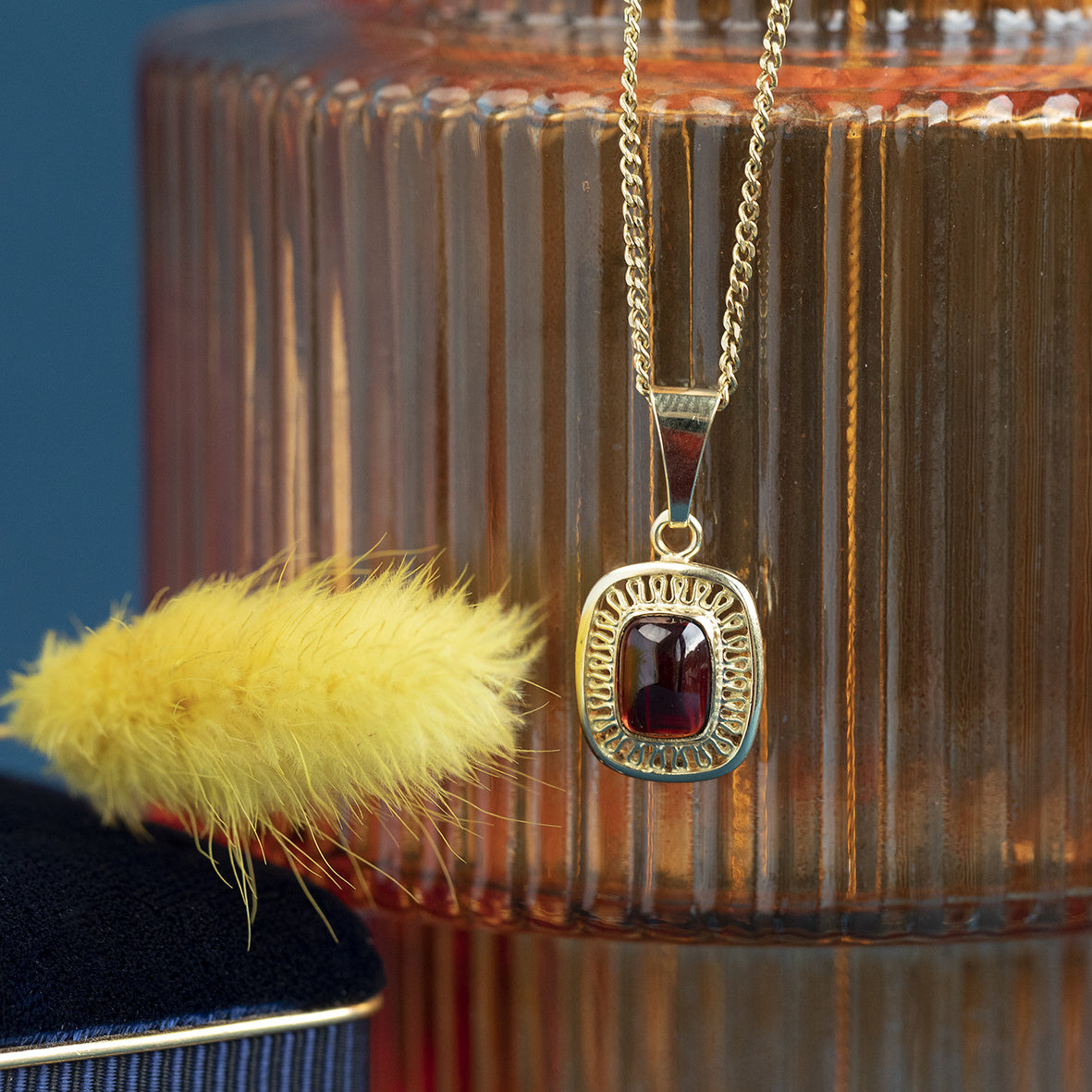 Gouden hanger met granaat 14 krt