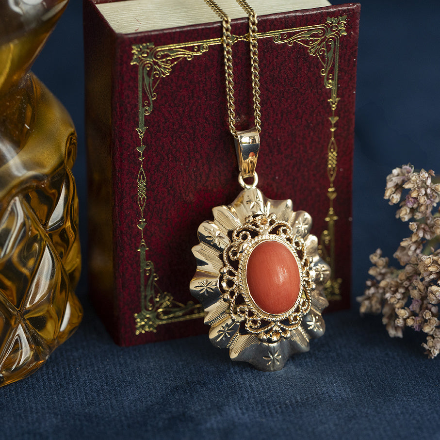 Gold vintage pendant with blood coral 14 kt