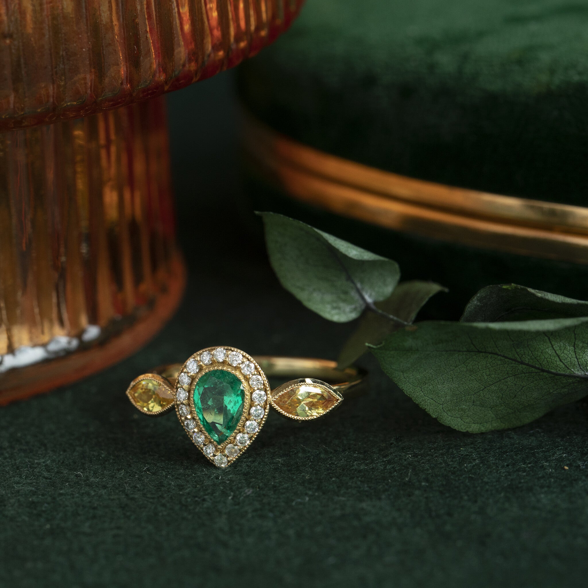 18 kt gold ring with moissanite, emerald and diamond