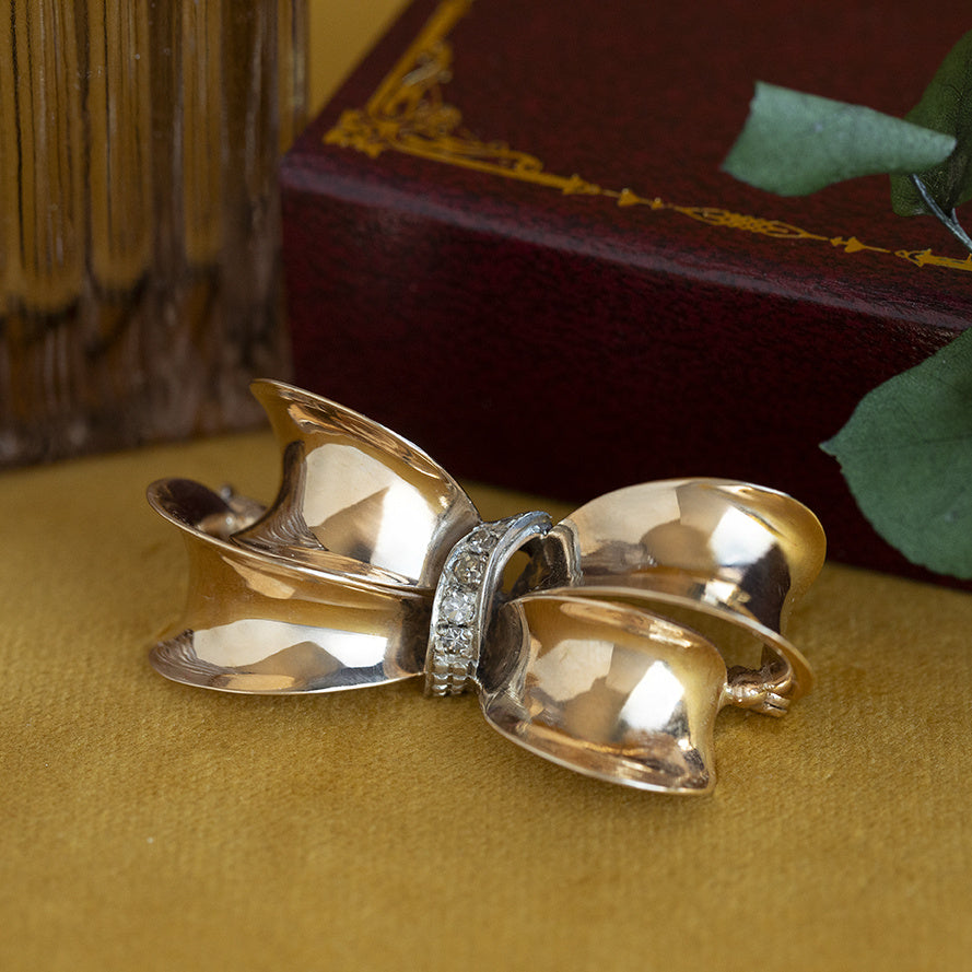 Gouden vintage strik broche met diamant 14 krt