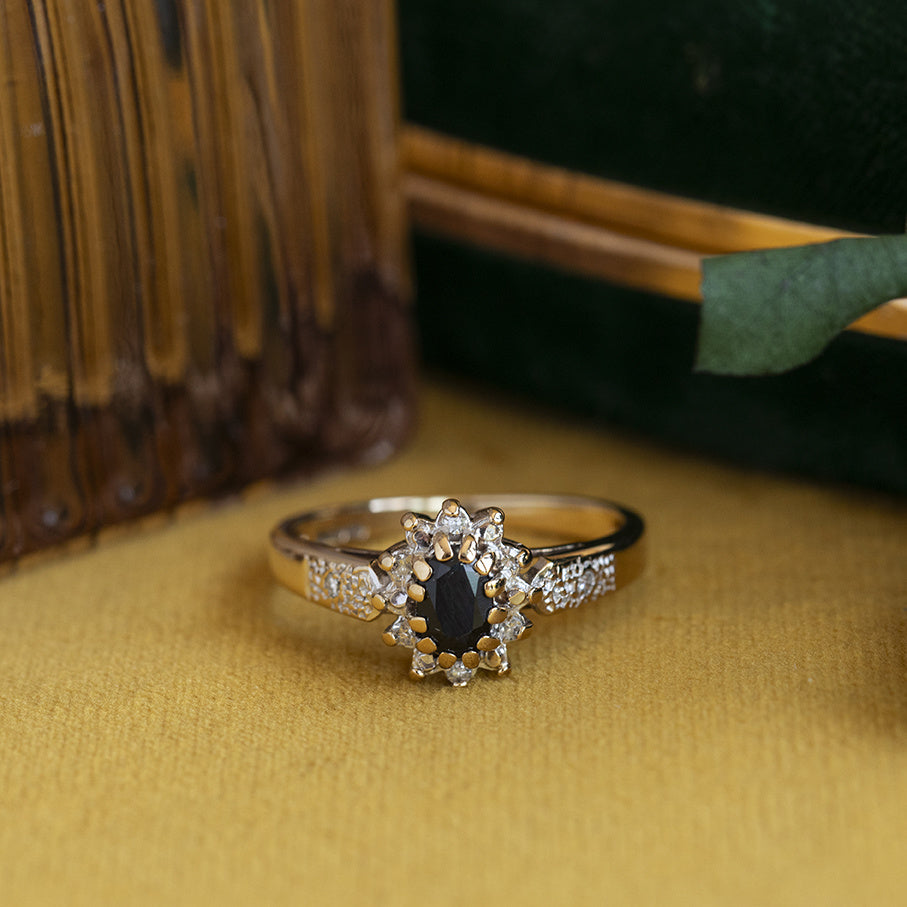Vintage halo ring with sapphire and diamond, 9 kt