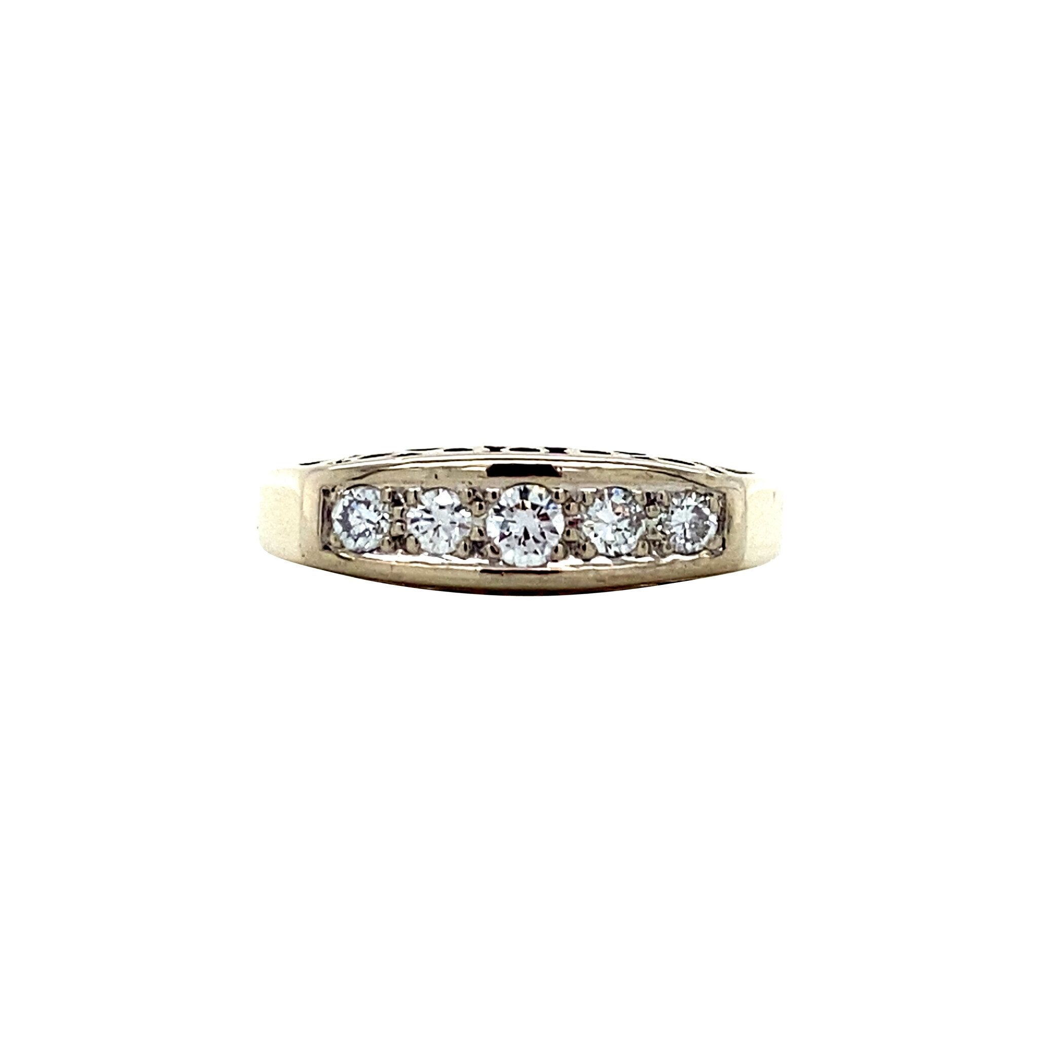 14 kt gold ring with a diamond