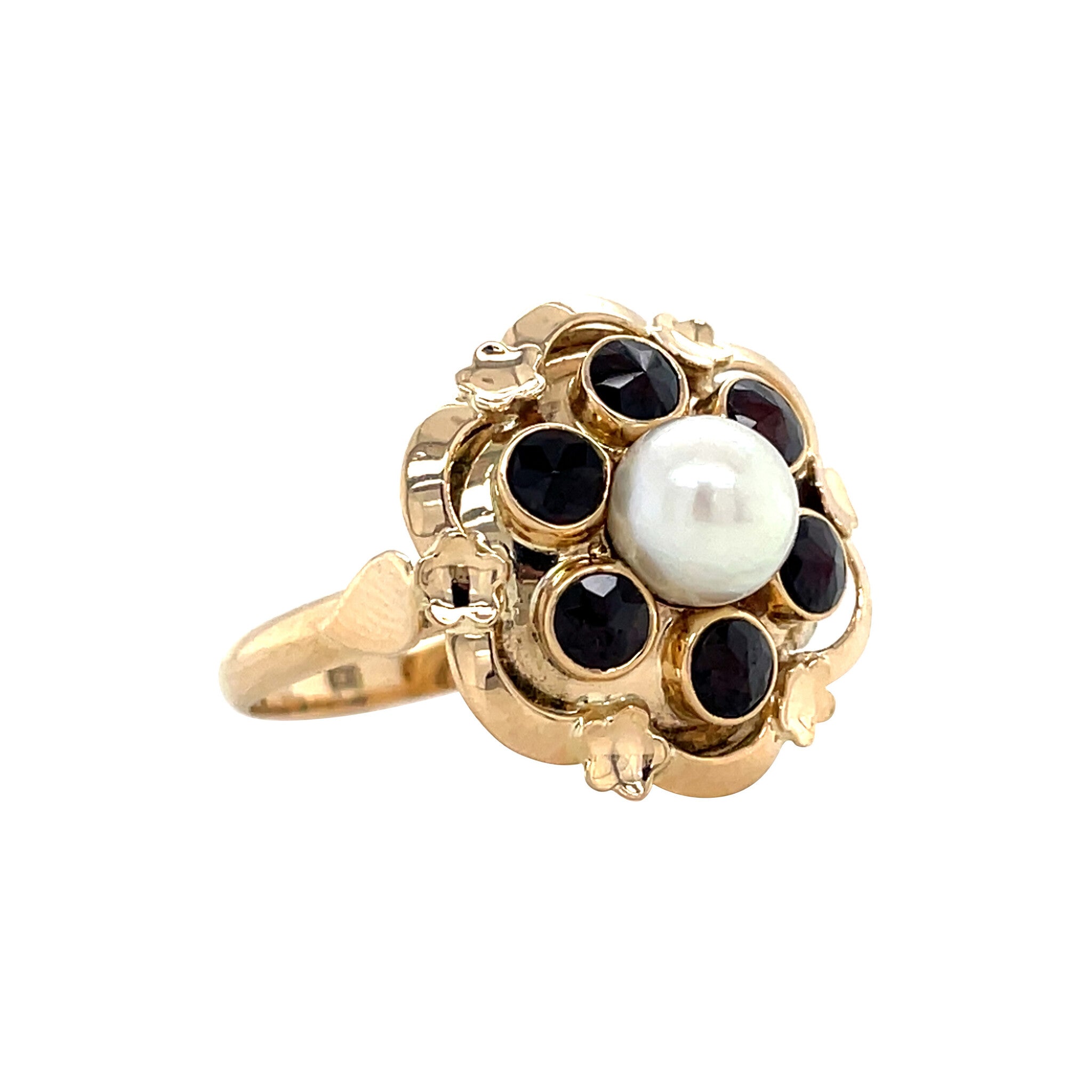 Gouden vintage entourage ring met parel en granaat 14 krt