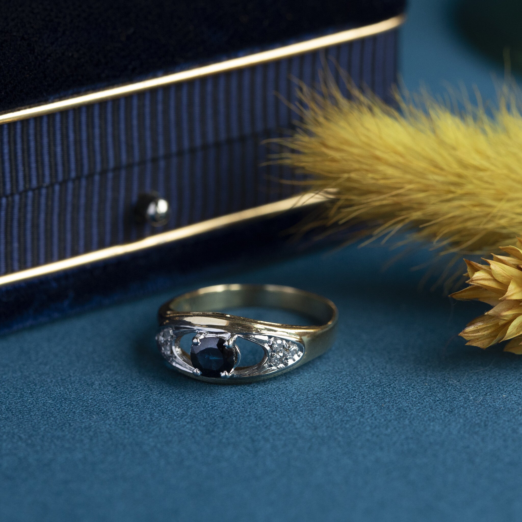 18 kt gold ring with sapphire and diamond