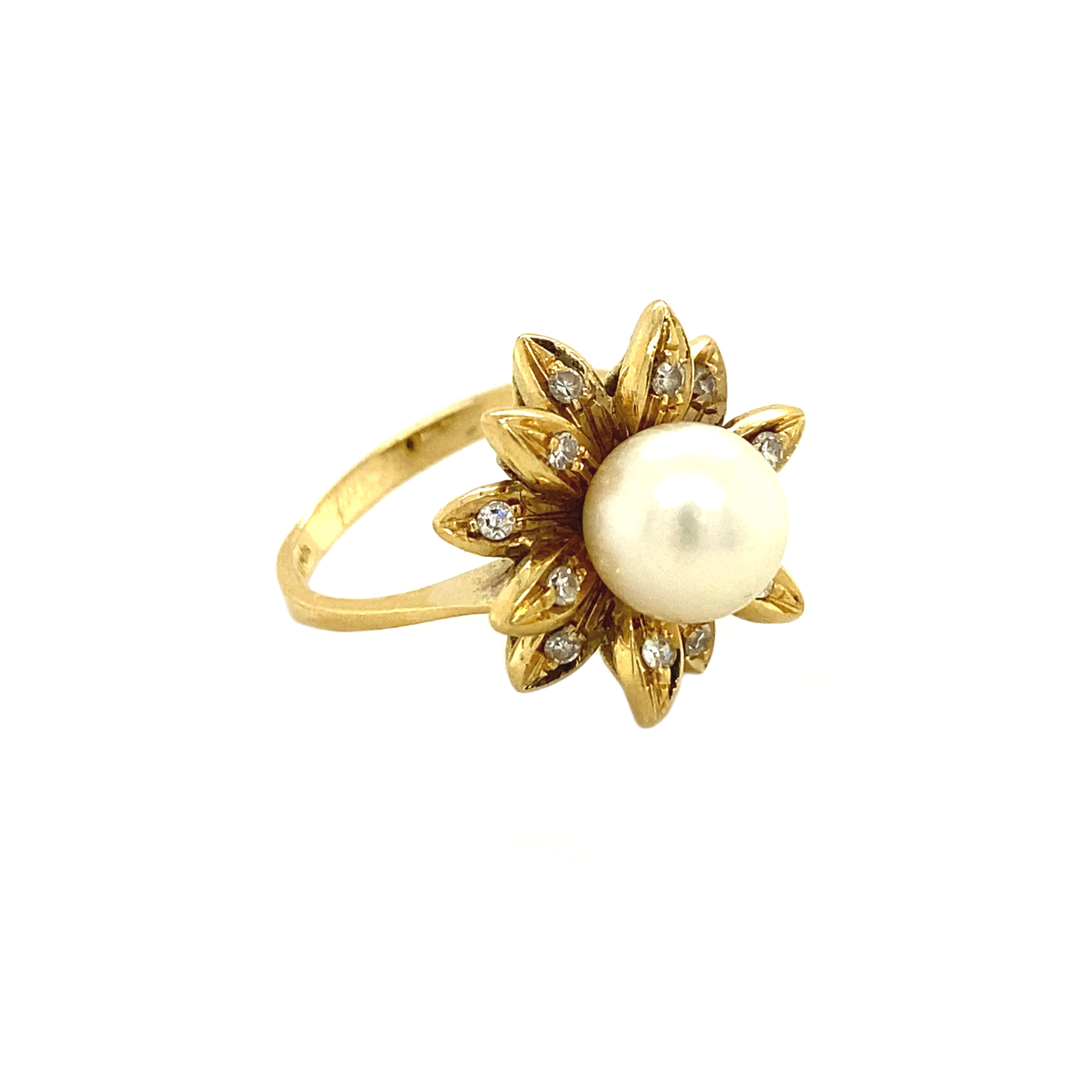 Gold ring with pearl and diamond 18 kt