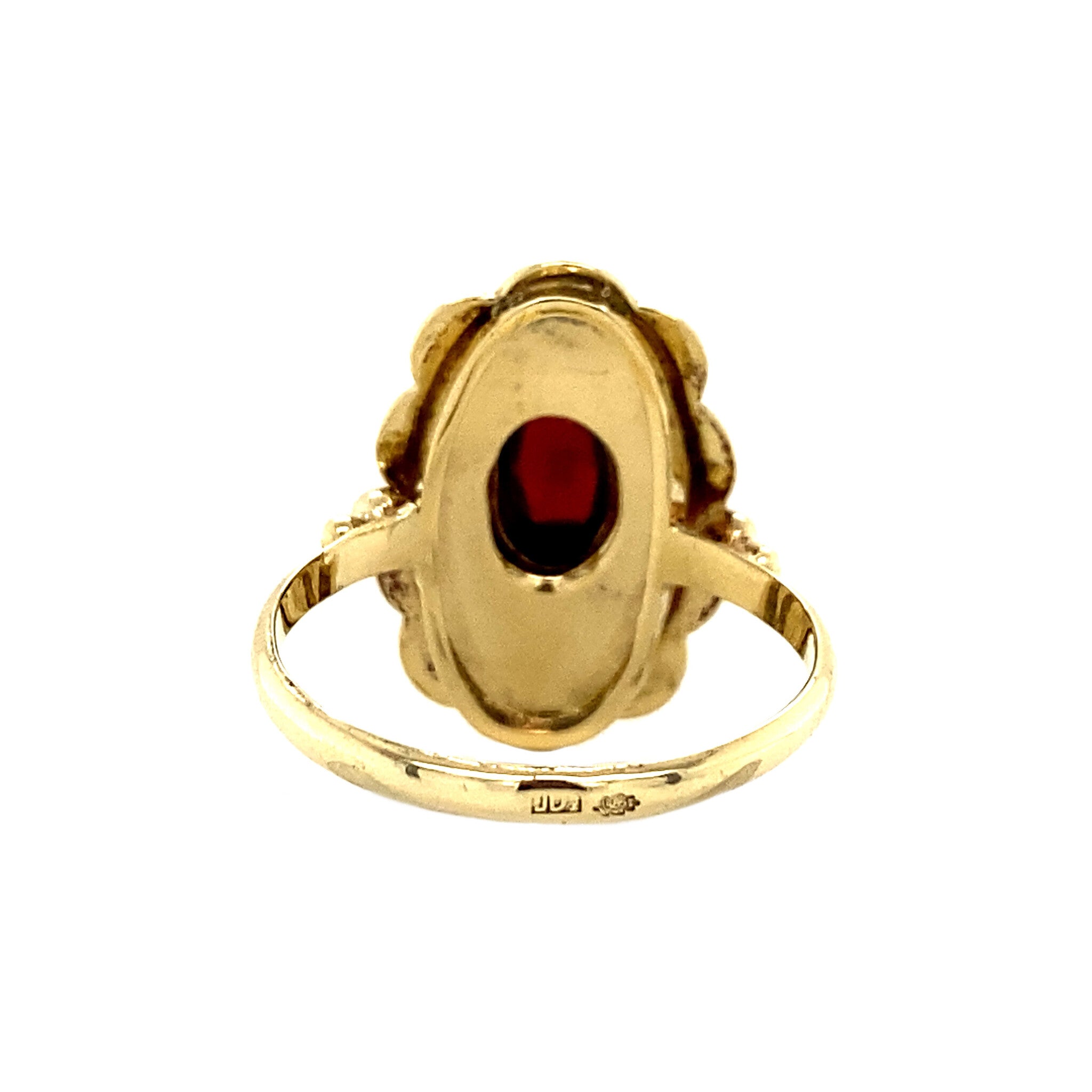 Gold ring with garnet, 14 kt