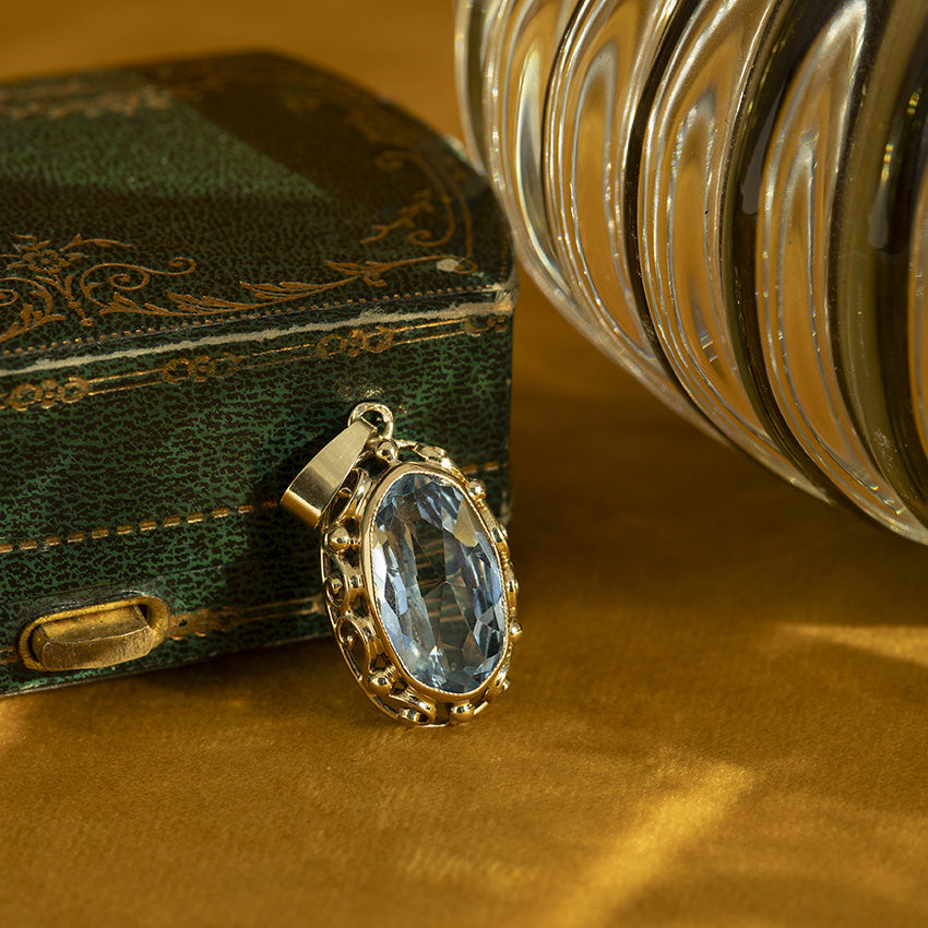 Vintage 14 kt gold pendant with spinel