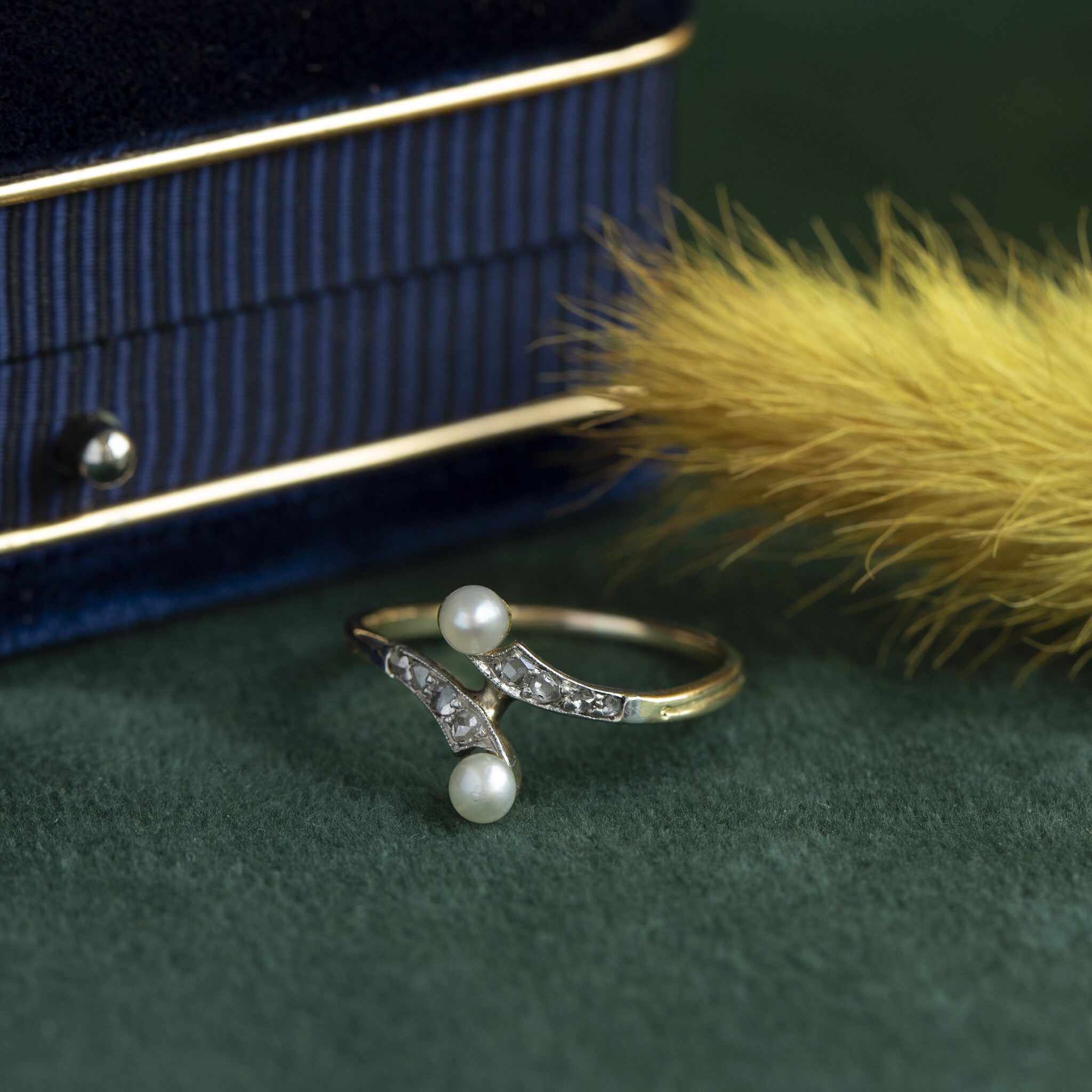 18 kt gold ring with a rose-cut diamond and a pearl.
