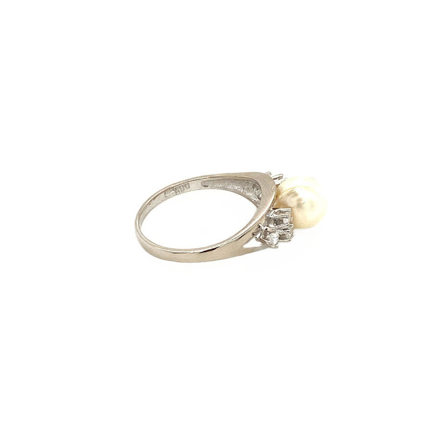 14 kt white gold ring with pearl and diamond