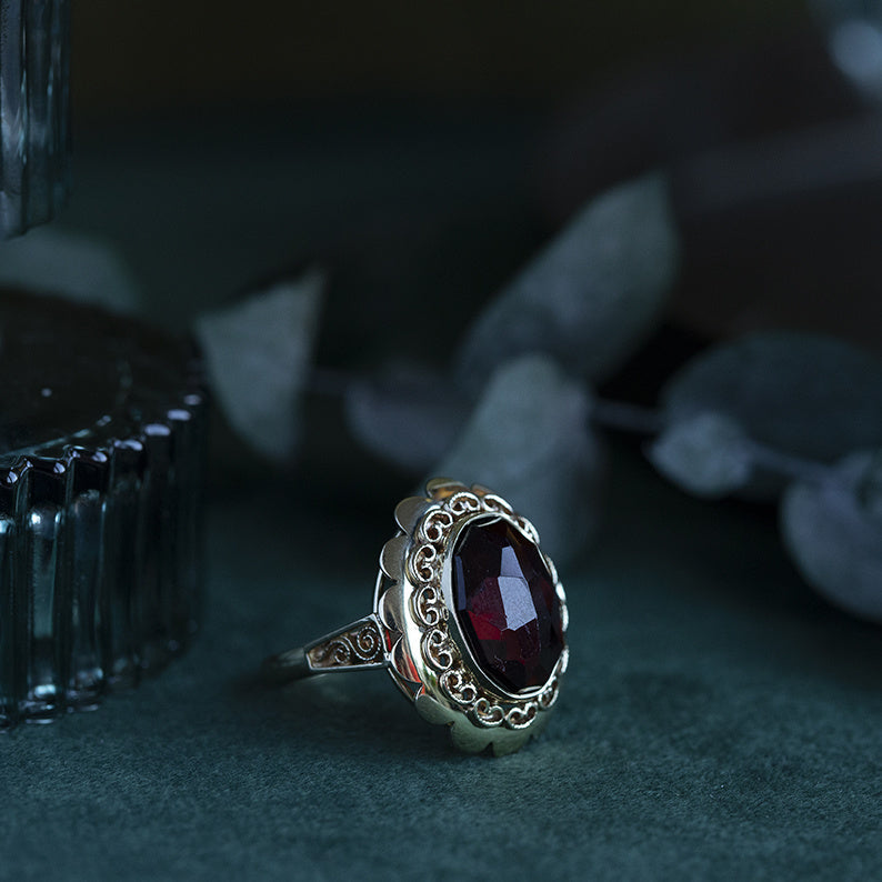 14 kt gold ring with garnet