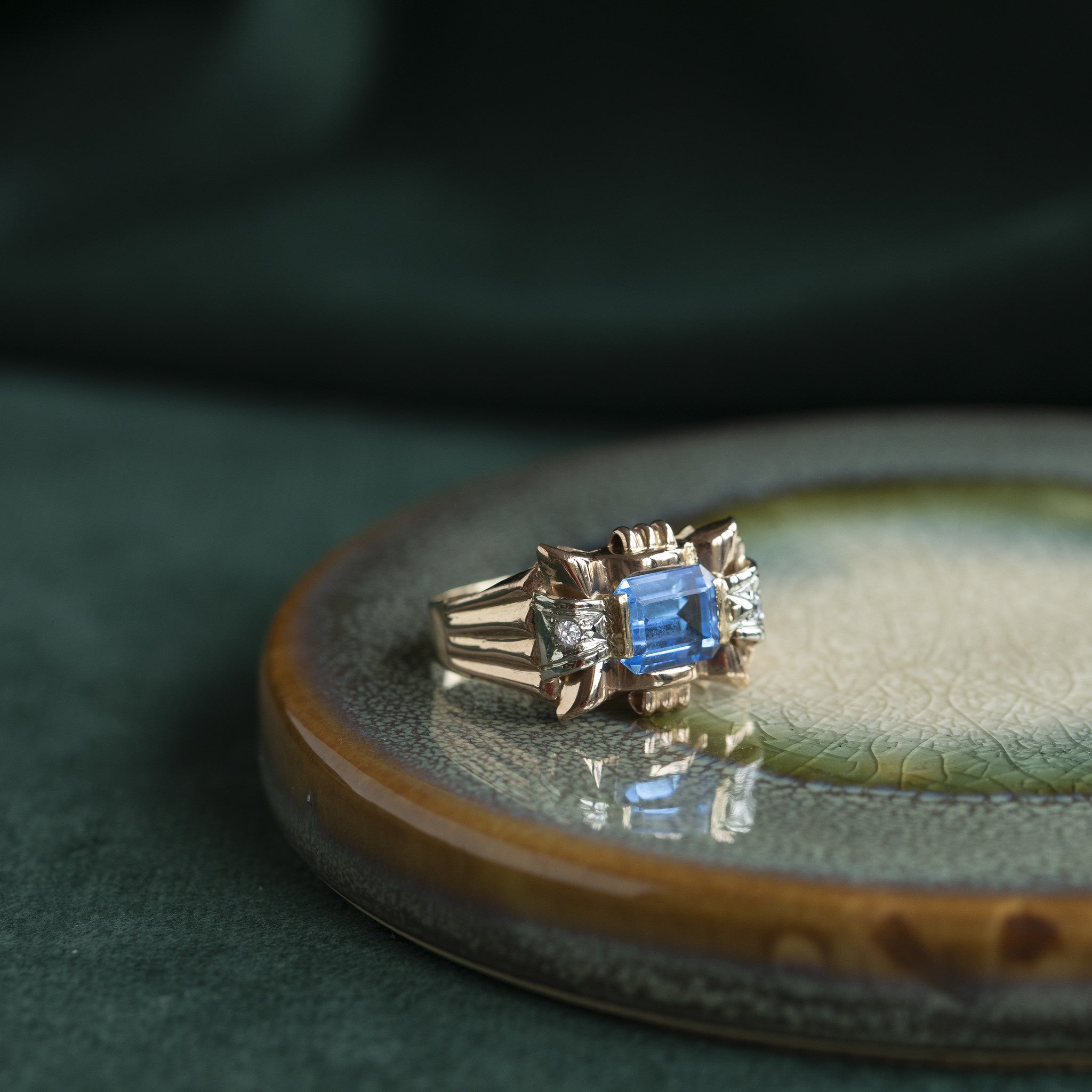 Gouden retro ring met blauwe spinel en zirkonia 18 krt