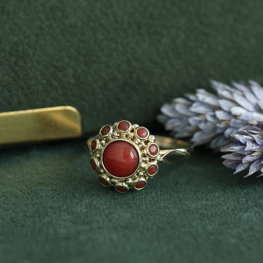 Vintage gold entourage ring with blood coral, 14 kt