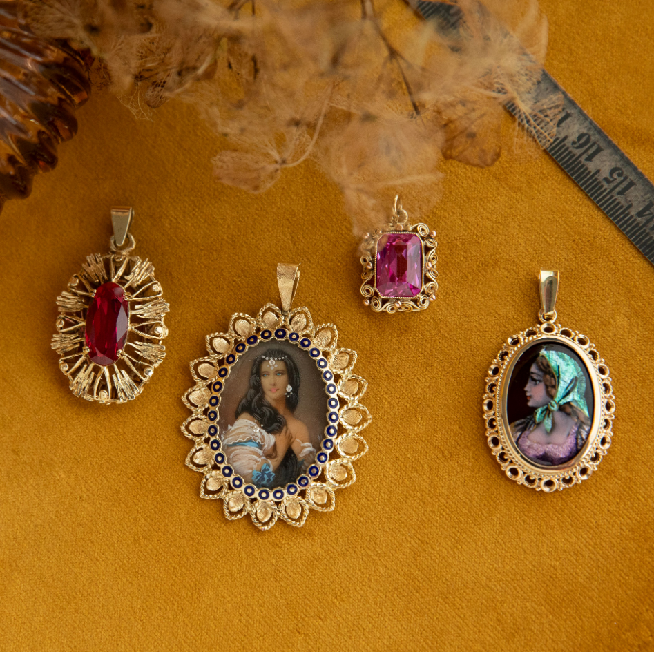 14 kt gold vintage pendant with zirconia and miniature painting