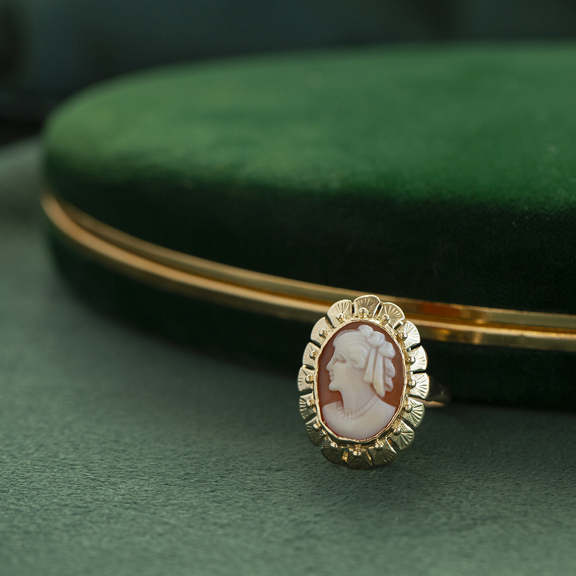 Gold ring with cameo 14 krt