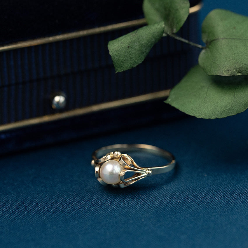 14 kt gold ring with pearl
