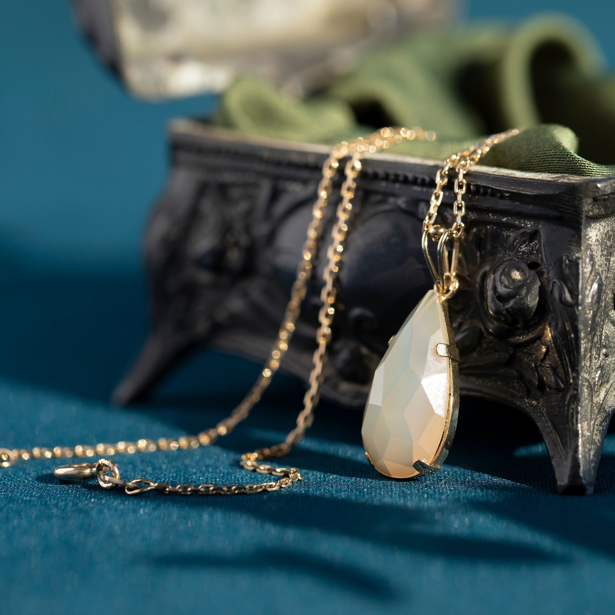 Gouden hanger met chalcedon 14 krt