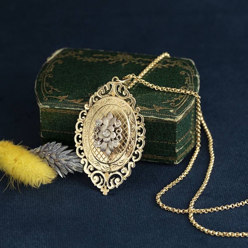 Vintage gold pendant with 14 kt diamond