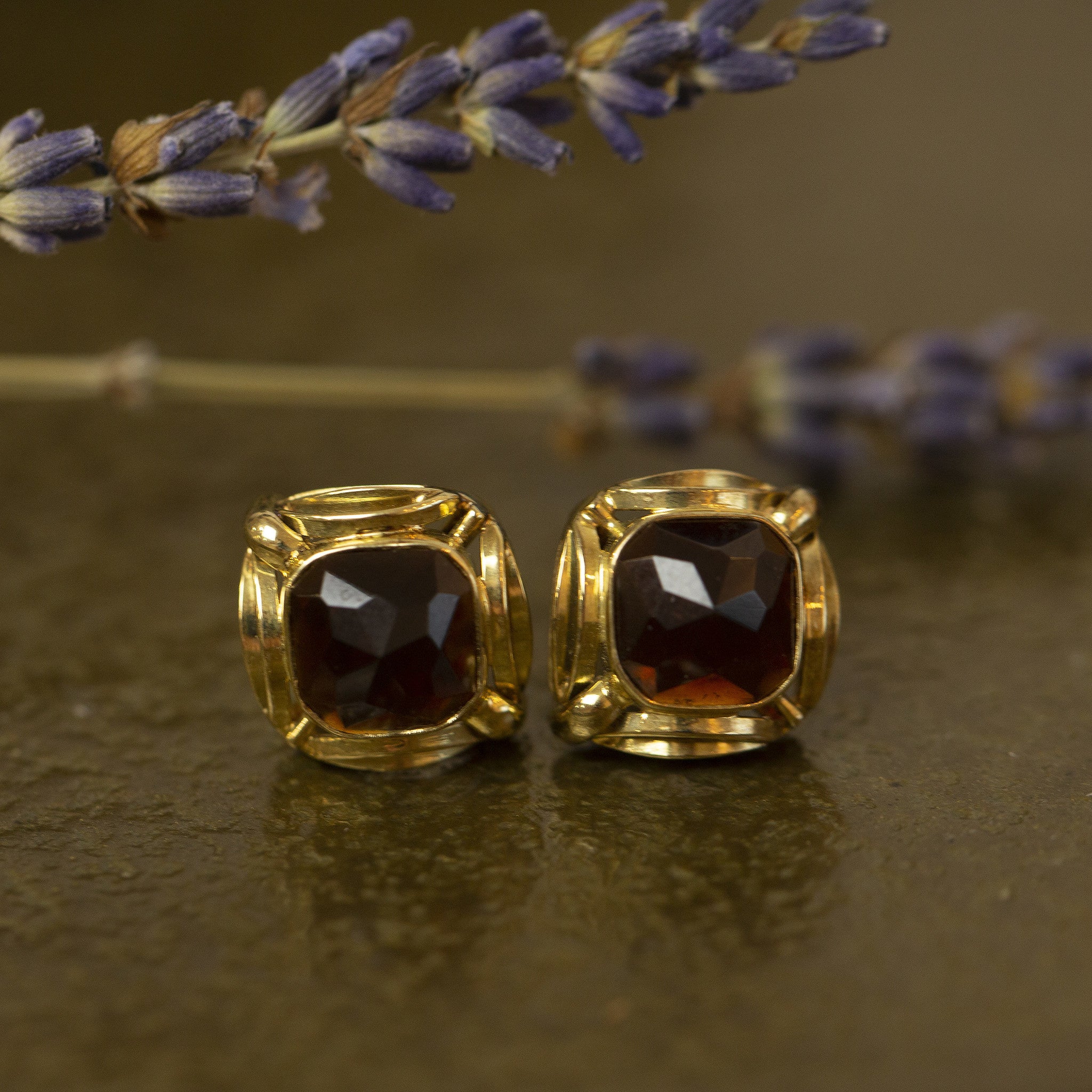 14 kt gold stud earrings with garnet