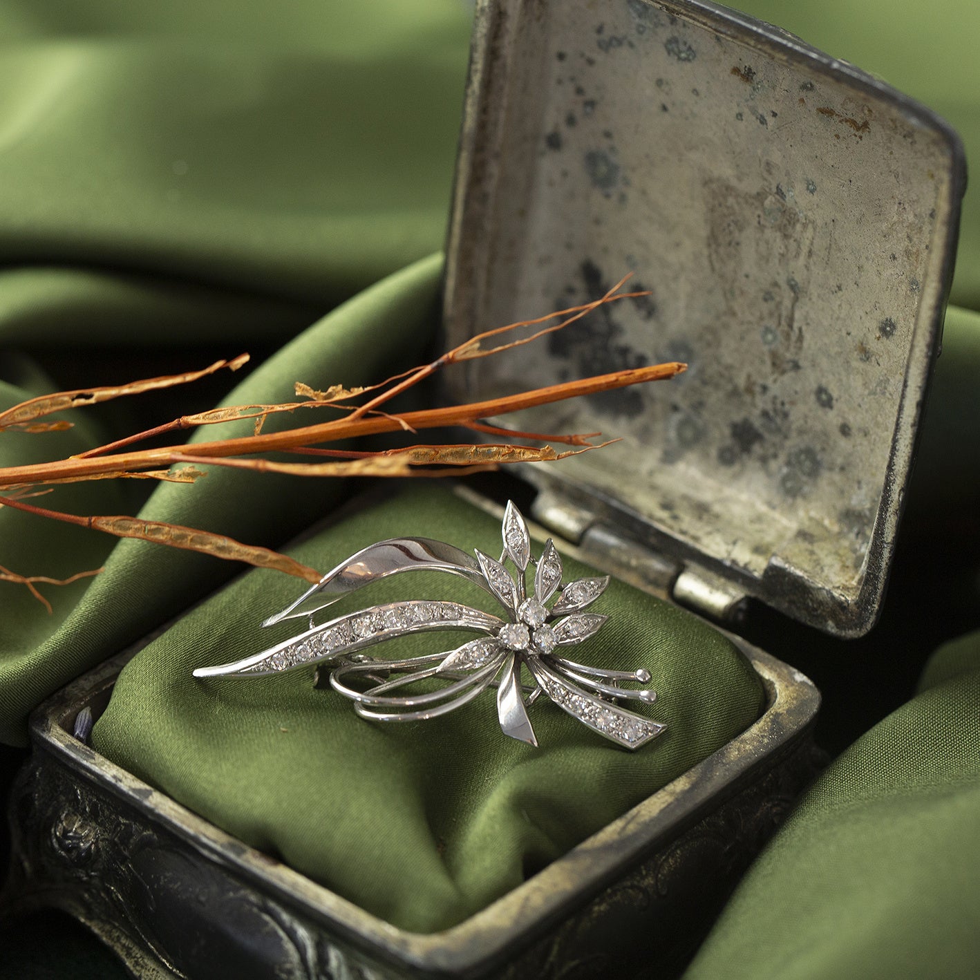 Gold brooch with 0.81 crt. diamond 14 krt