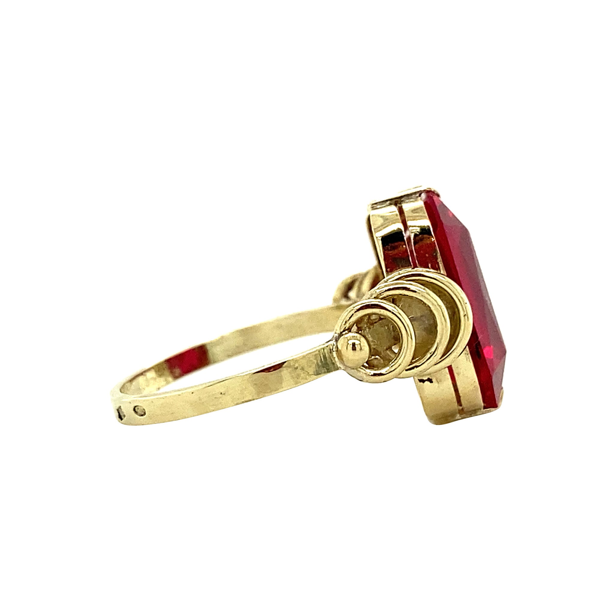 Gold ring with ruby 14 krt