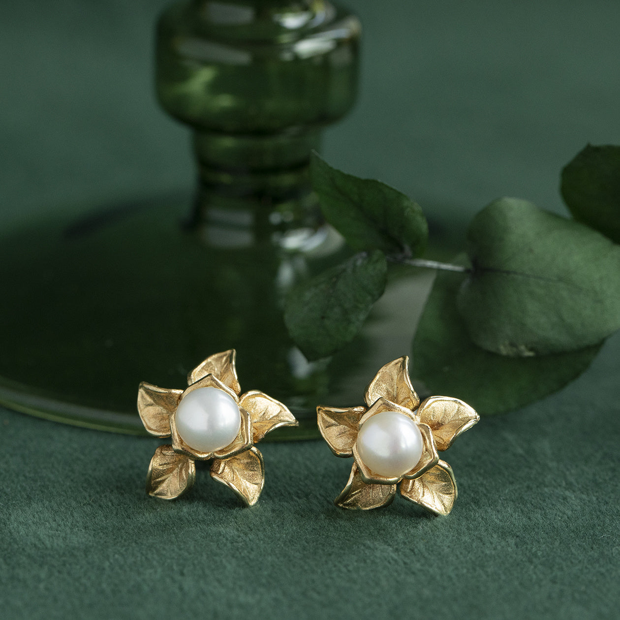 Gold flower stud earrings with pearl 14 carat
