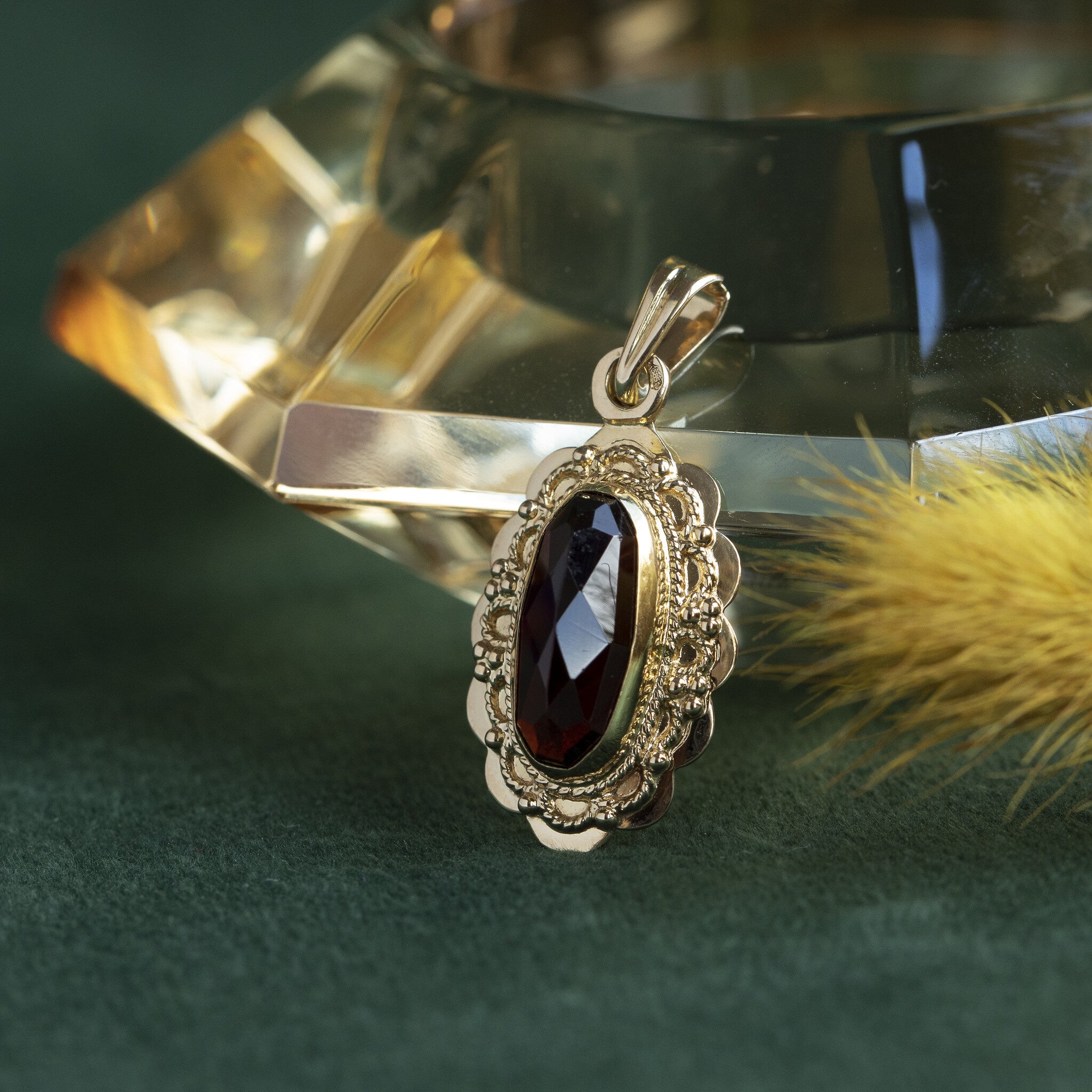 Gouden hanger met granaat 14 krt