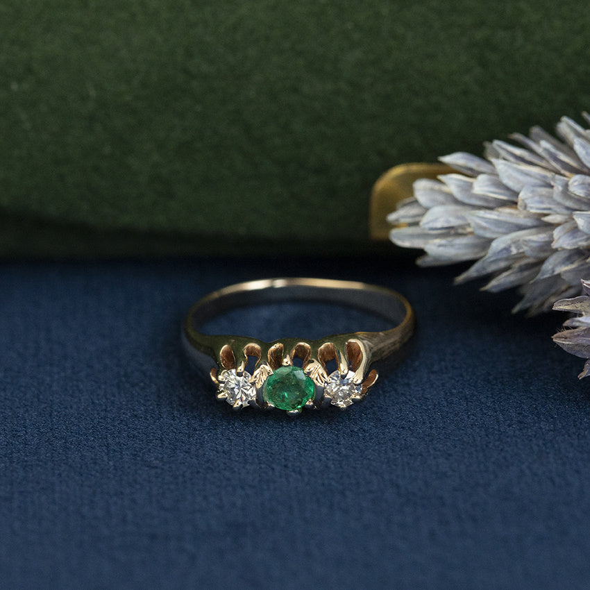Gold vintage trilogy row ring with emerald and diamond 14 kt