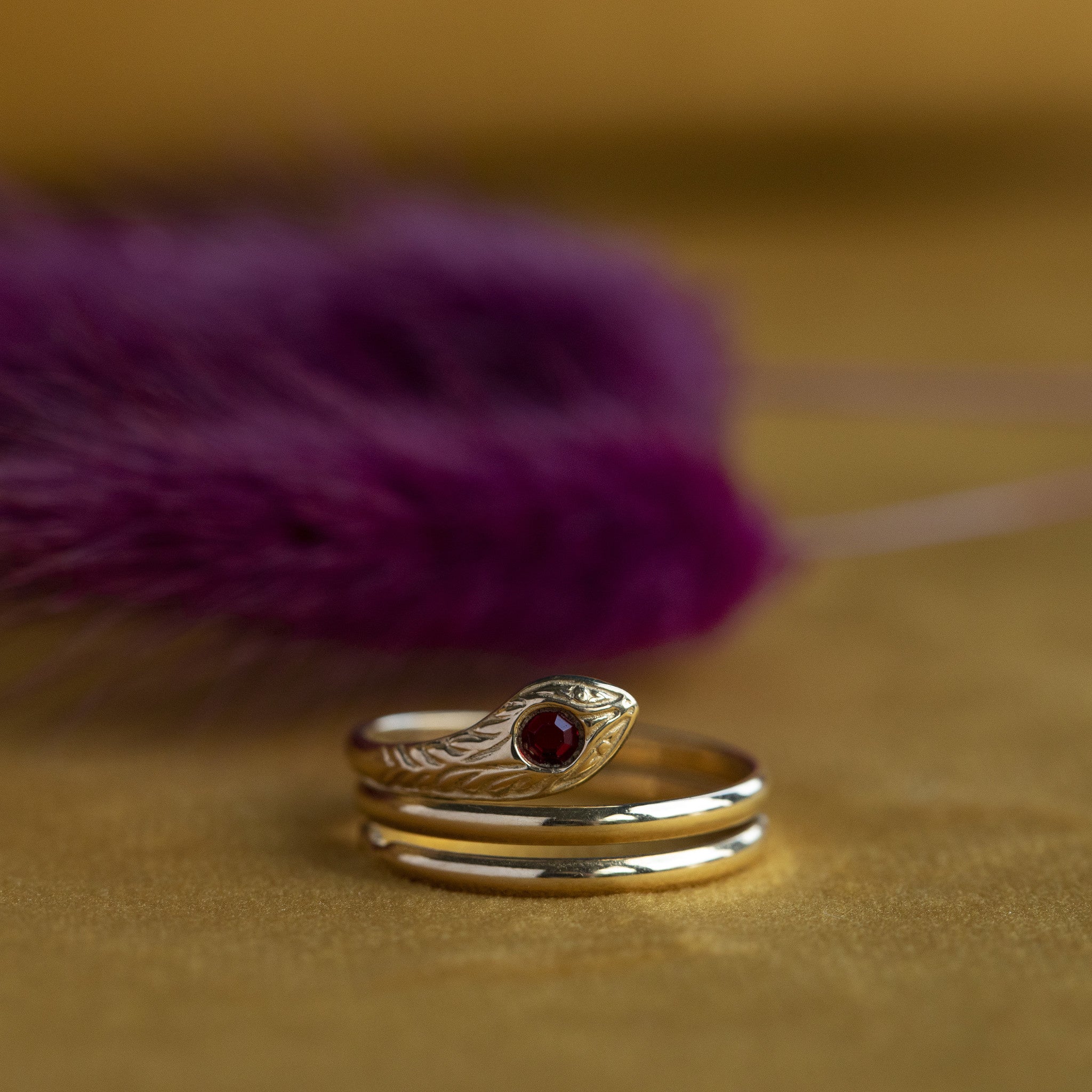 Gold ring with synthetic ruby, 18 kt