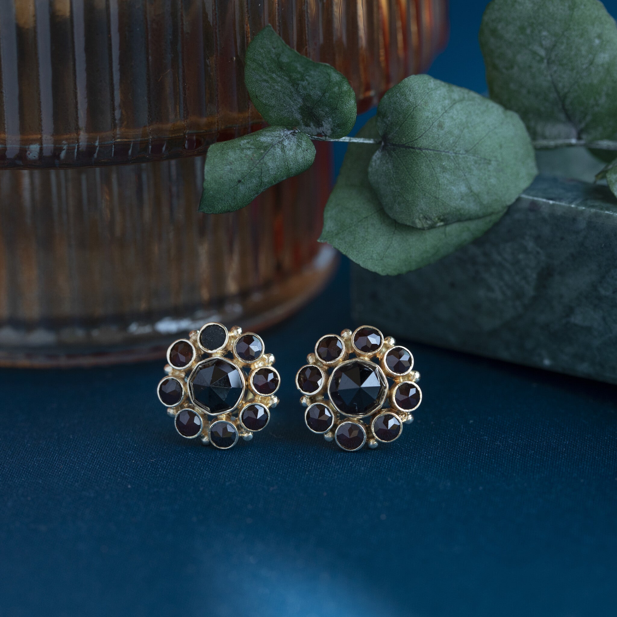 Gold entourage ear studs with garnet 14 krt
