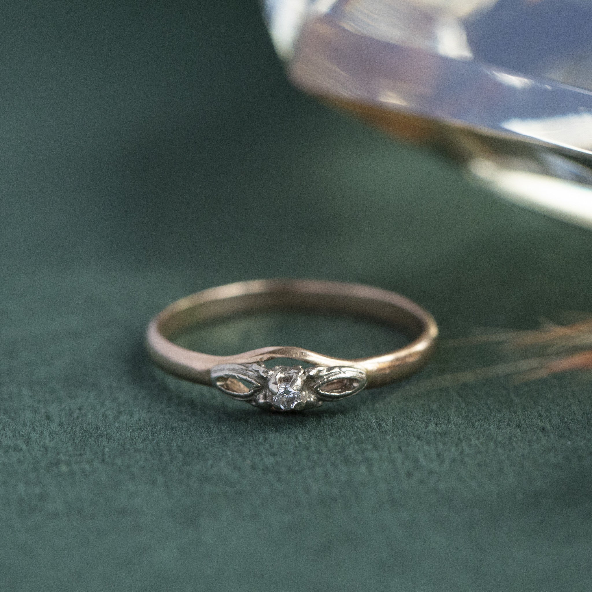 Rose-gold ring with diamond, 12 kt