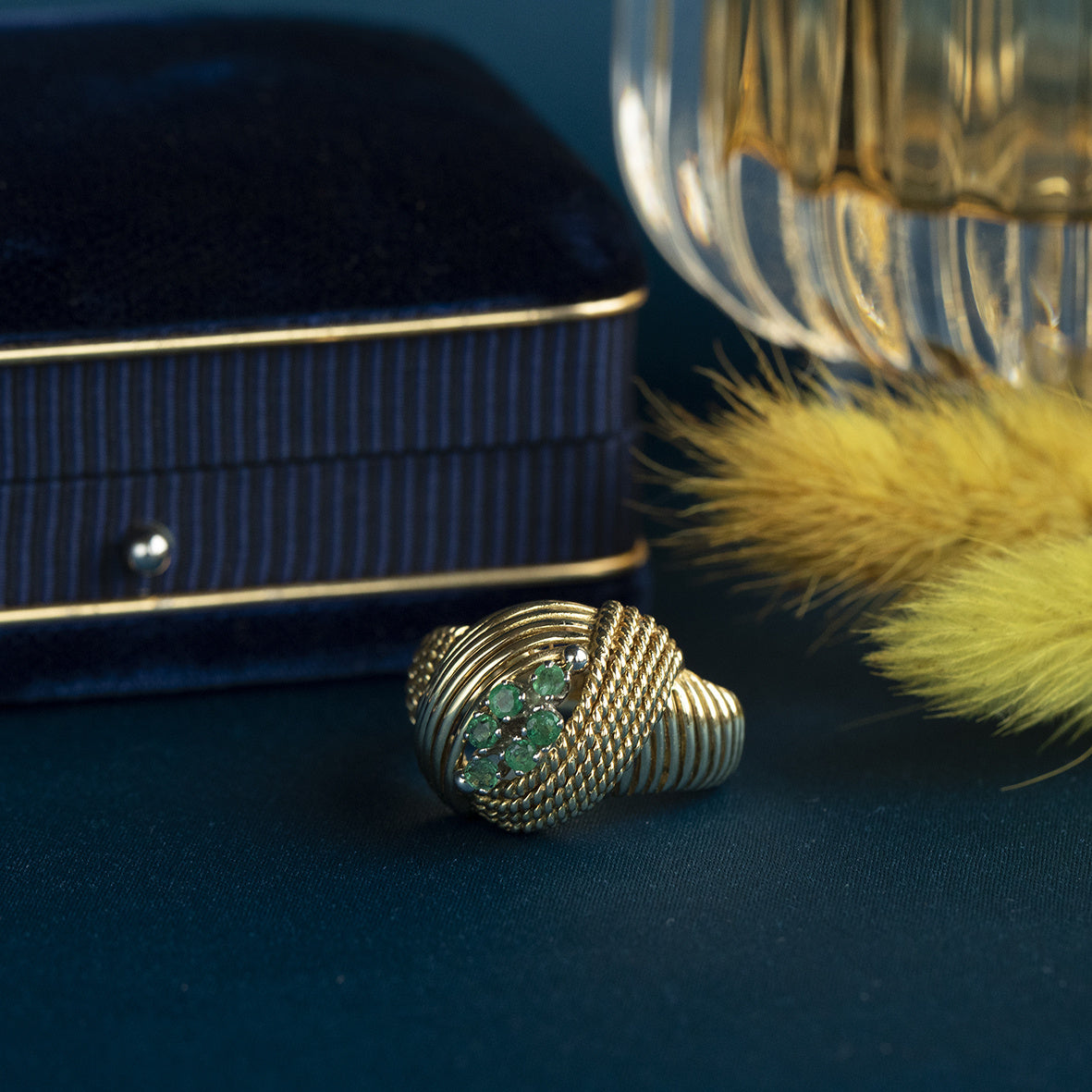 18 kt gold ring with emerald