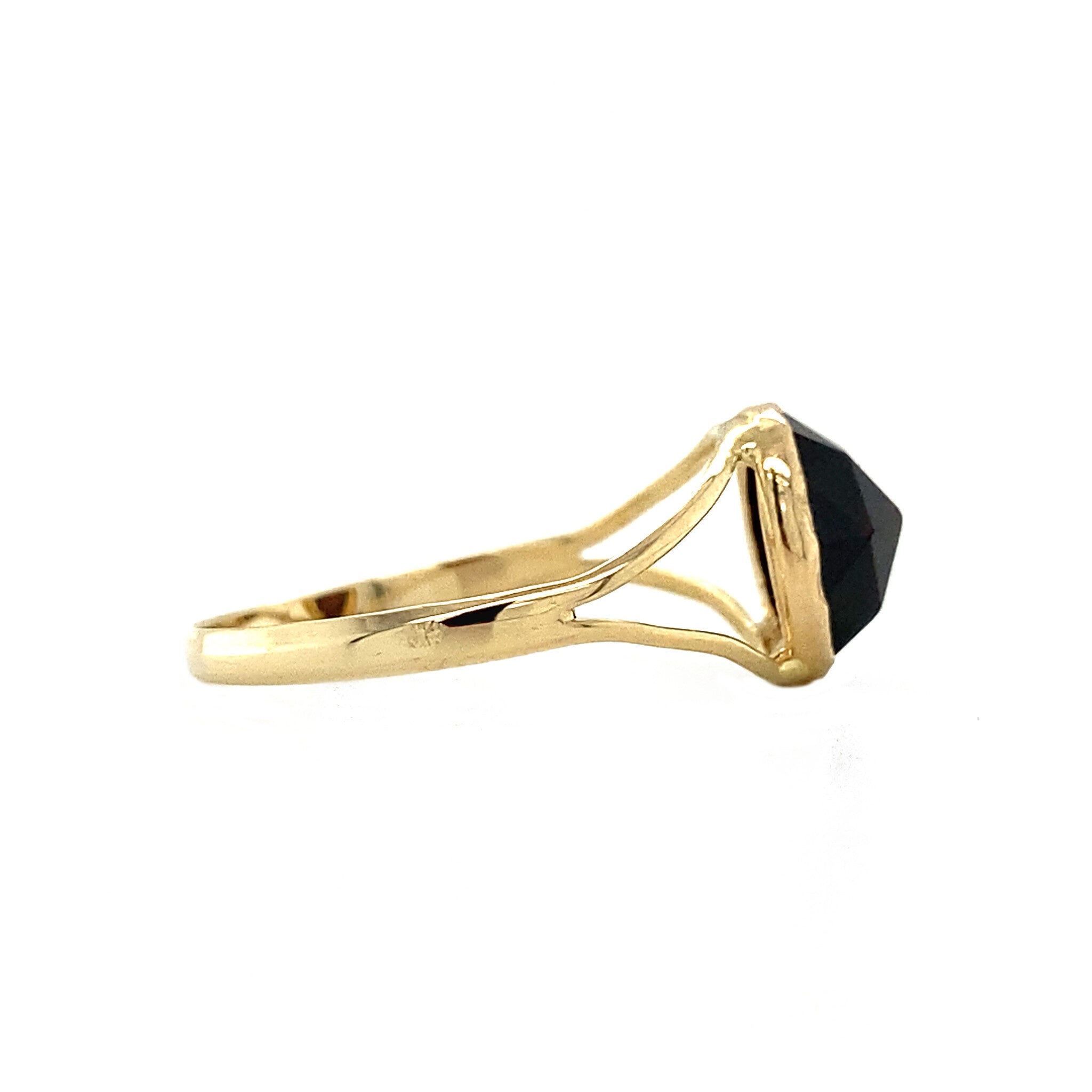 Gold ring with garnet, 14 kt